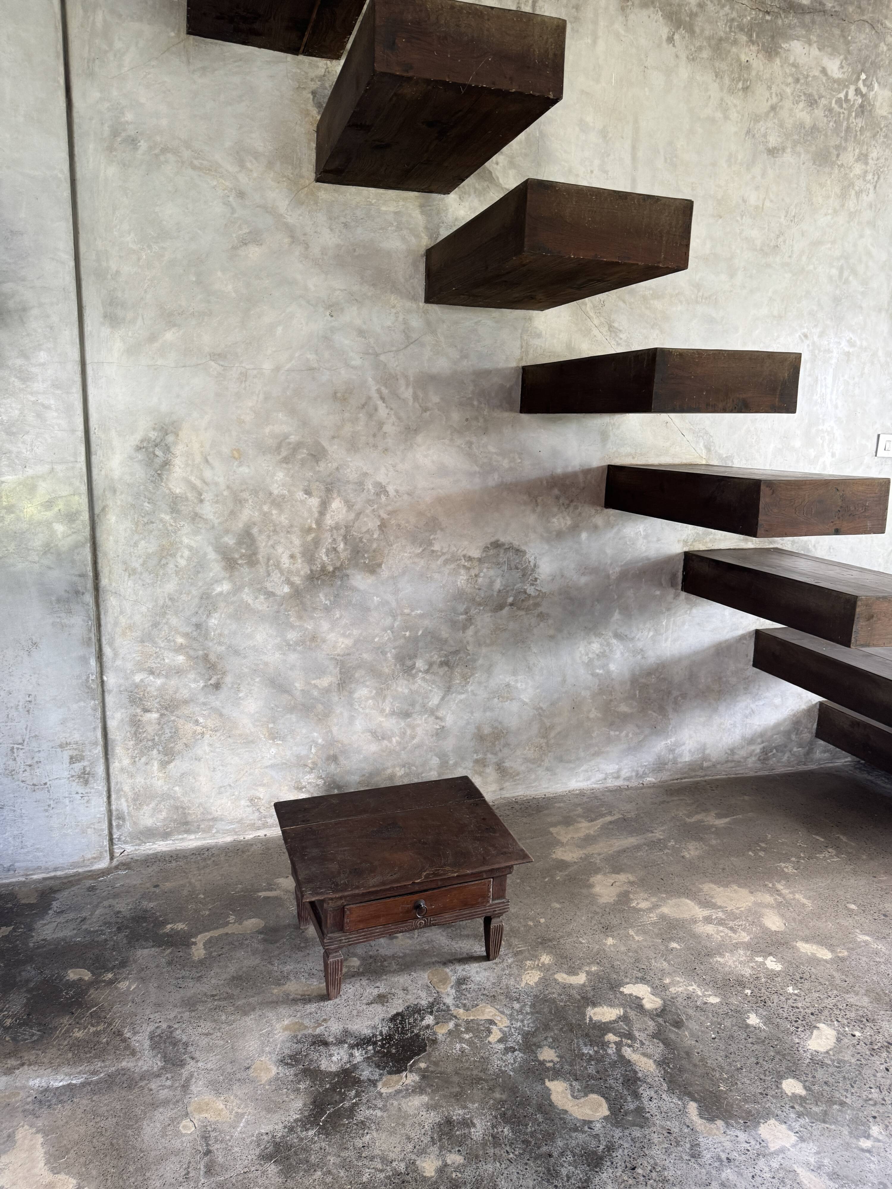 Petit écritoire table basse ancienne indonésienne en teck H33 40,5x55
