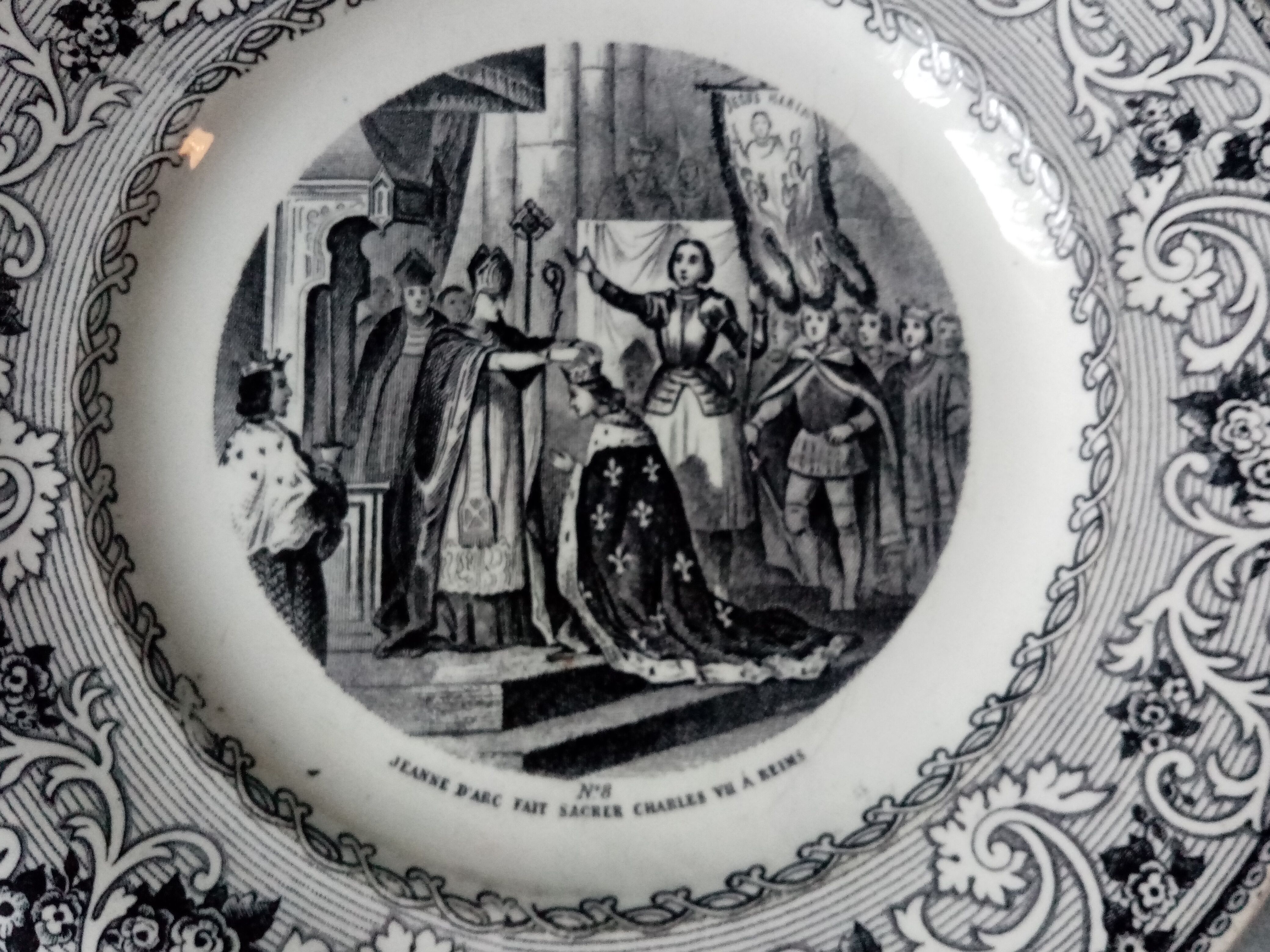 Serie de 6 assiettes a dessert parlante , serie jeanne d'arc , faiencerie de creil montereau