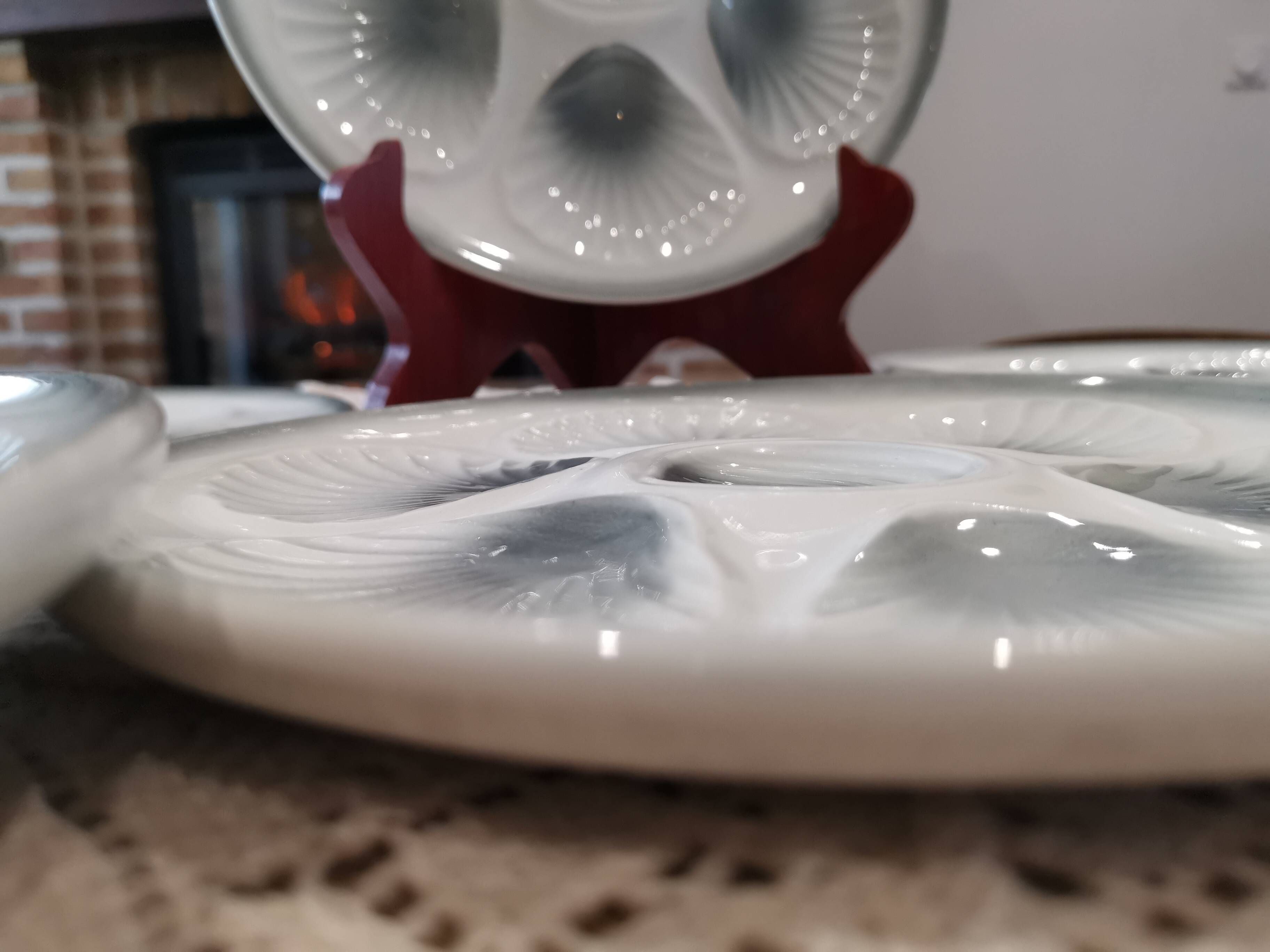 6 Moulin des Loups oyster plates in white and gray barbotine
