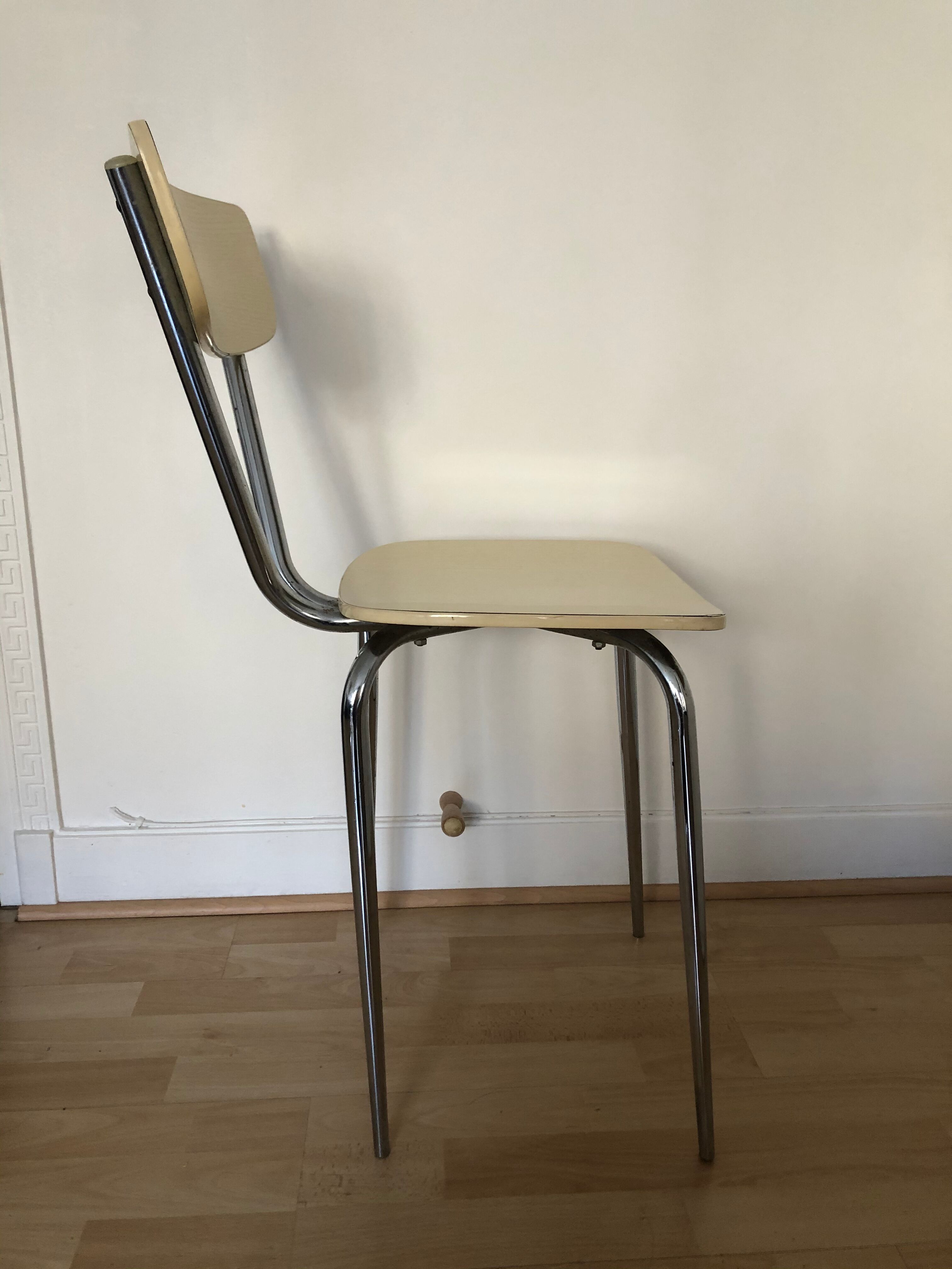 Chaise formica jaune pale