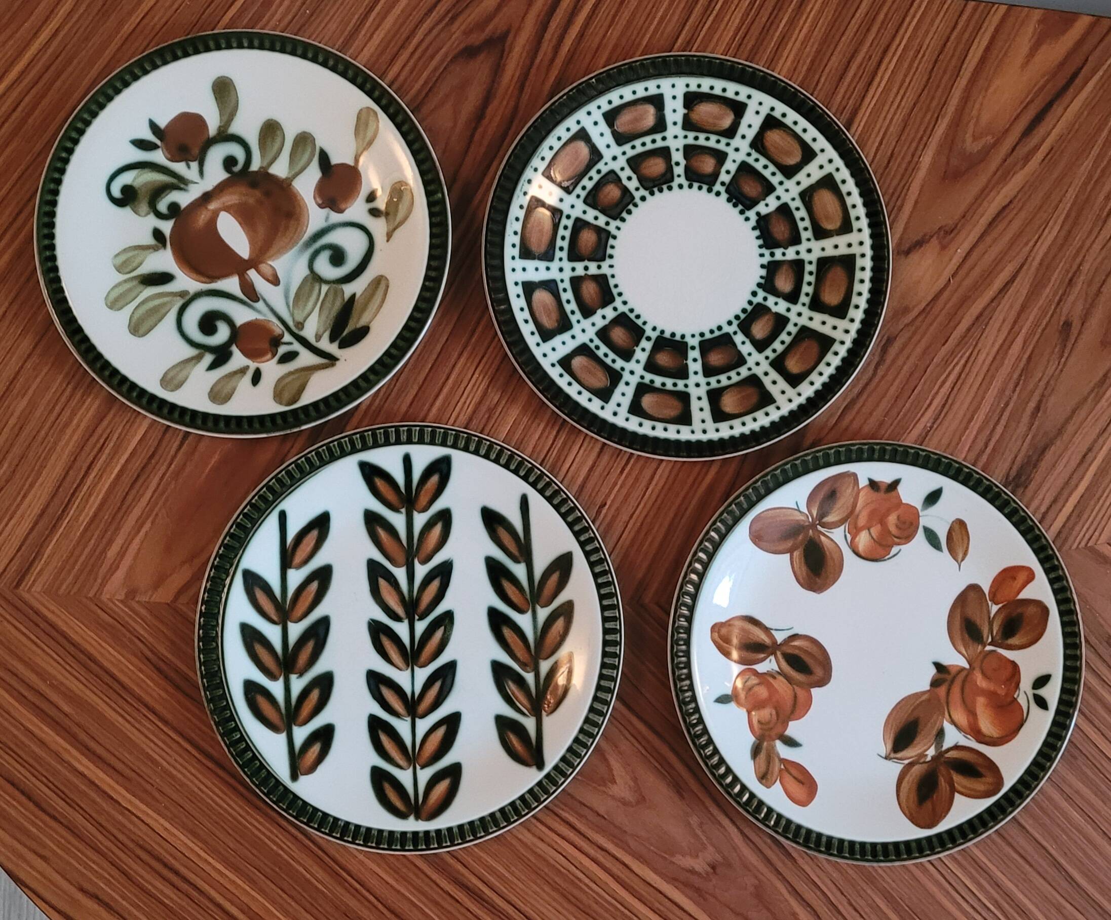 Set of 4 mismatched plates Delta Boch 1966