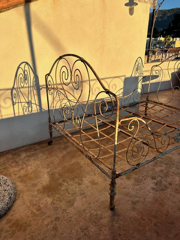 Lit ancien en fer forgé – patine d’origine – début XXe siècle