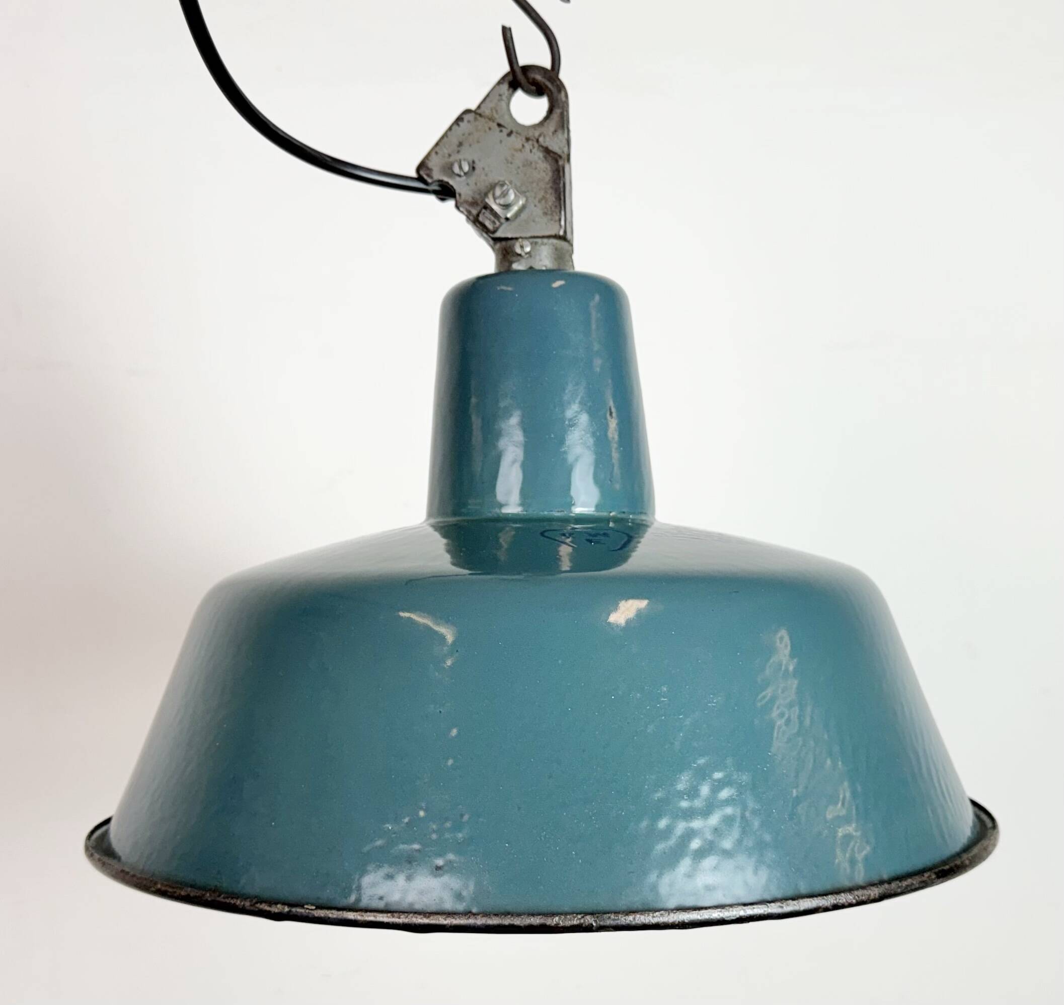 Lampe d'usine en émail pétrolier industriel avec dessus en fonte, années 1960.