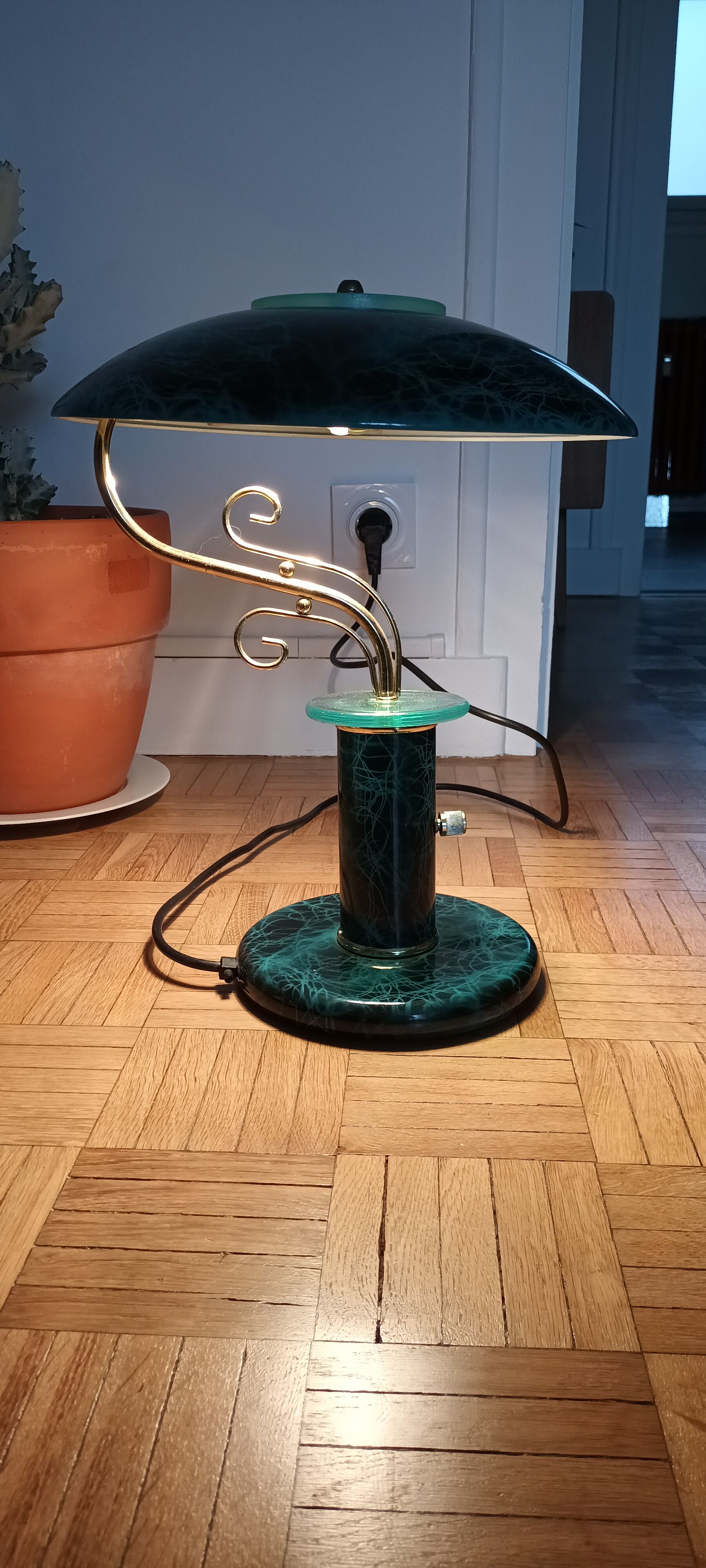Vintage liner mushroom lamp