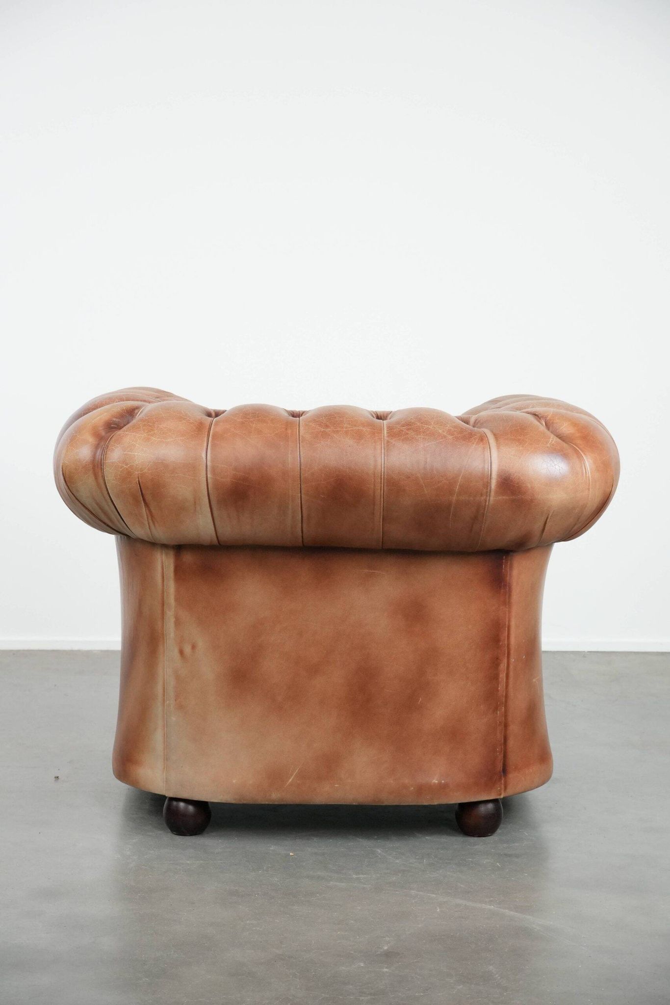 Chesterfield armchair in English style made of cowhide leather