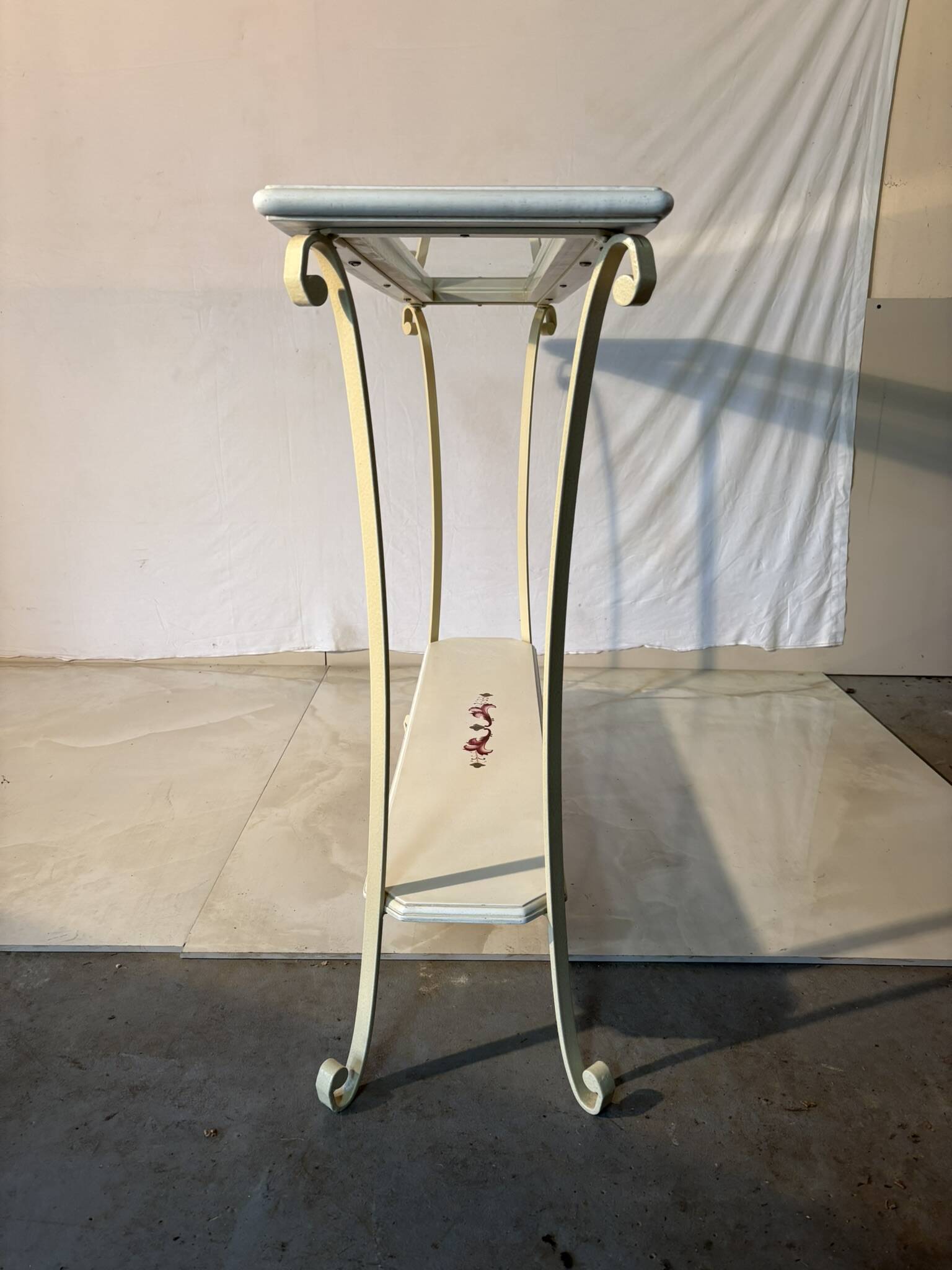 Console en fer forgé blanche à décor fleuri et plateau bois et verre