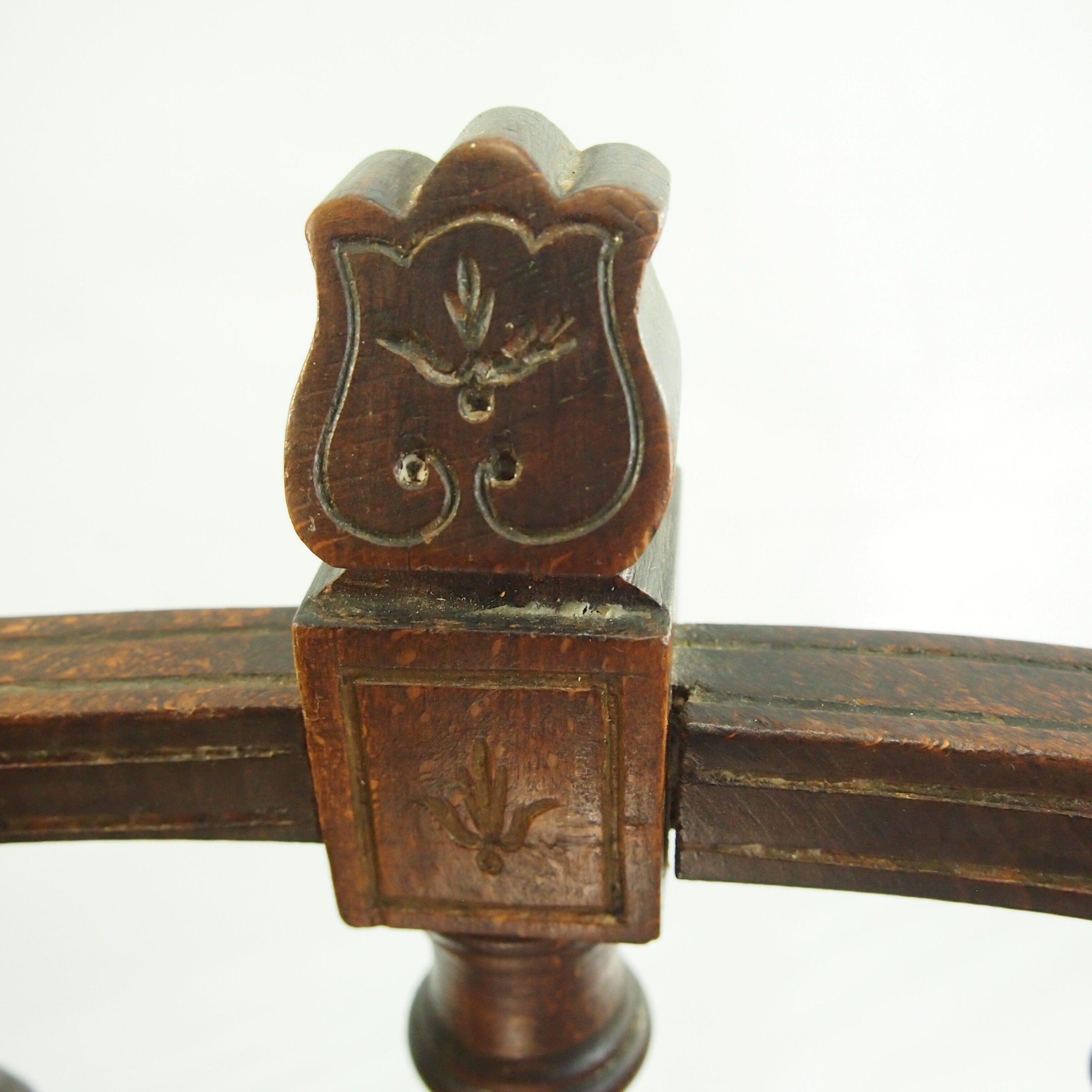 Traditional canning corner chair