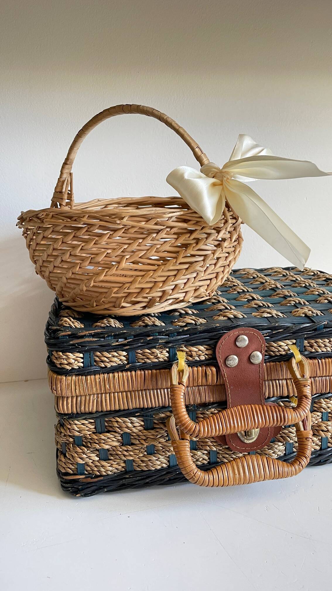 Set of 2 vintage rattan and rope baskets
