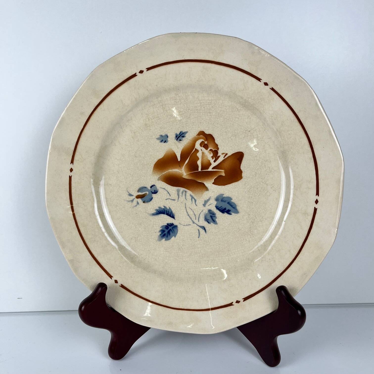 Set of 6 flat plates Sarreguemines flower pattern, first half of the 20th century.