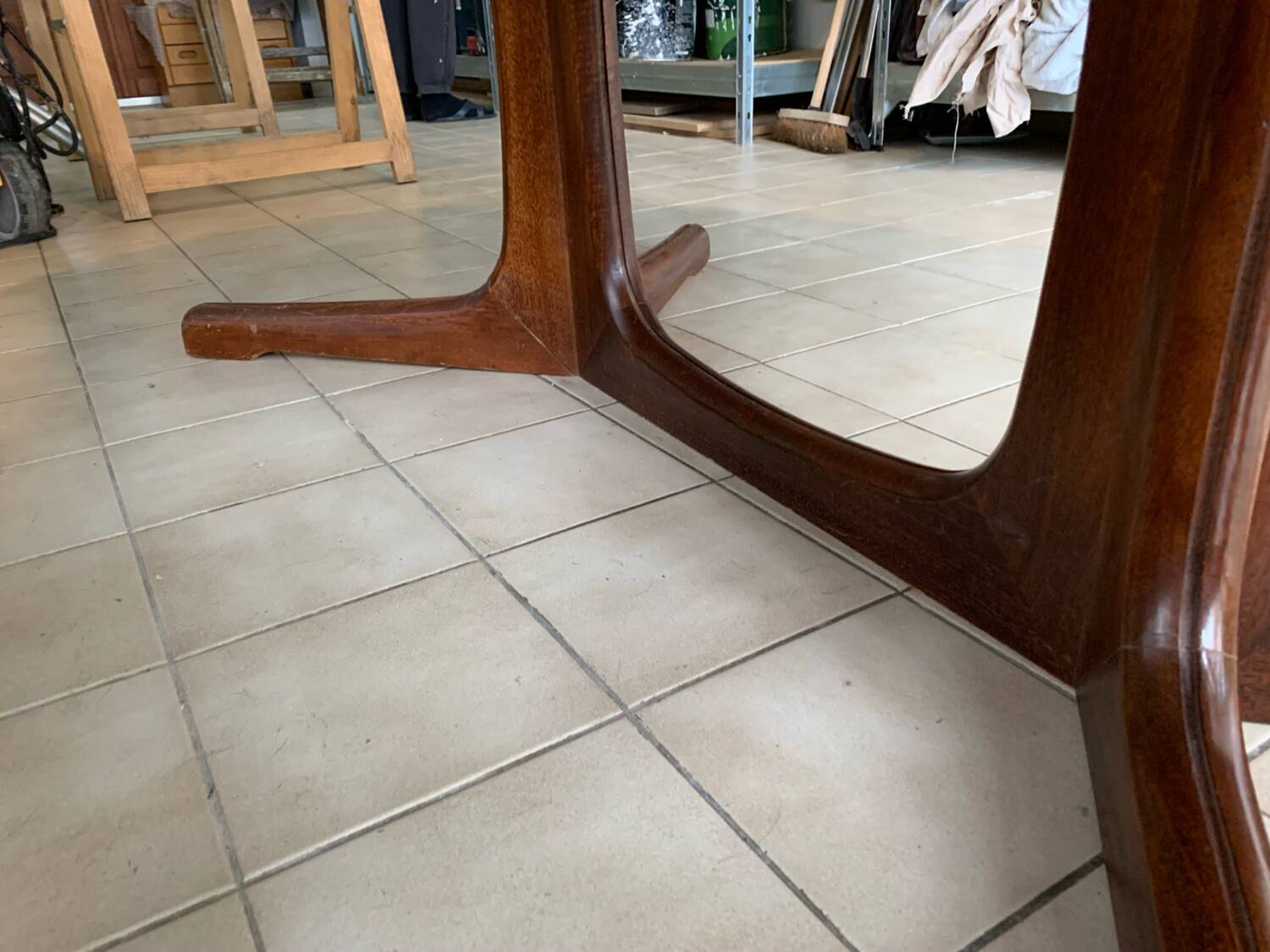 Baumann oval table with extensions