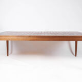 Table basse en teck avec carreaux rouges de design danois, années 1960