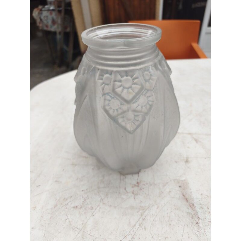 Art Deco vase made of opalescent moulded glass