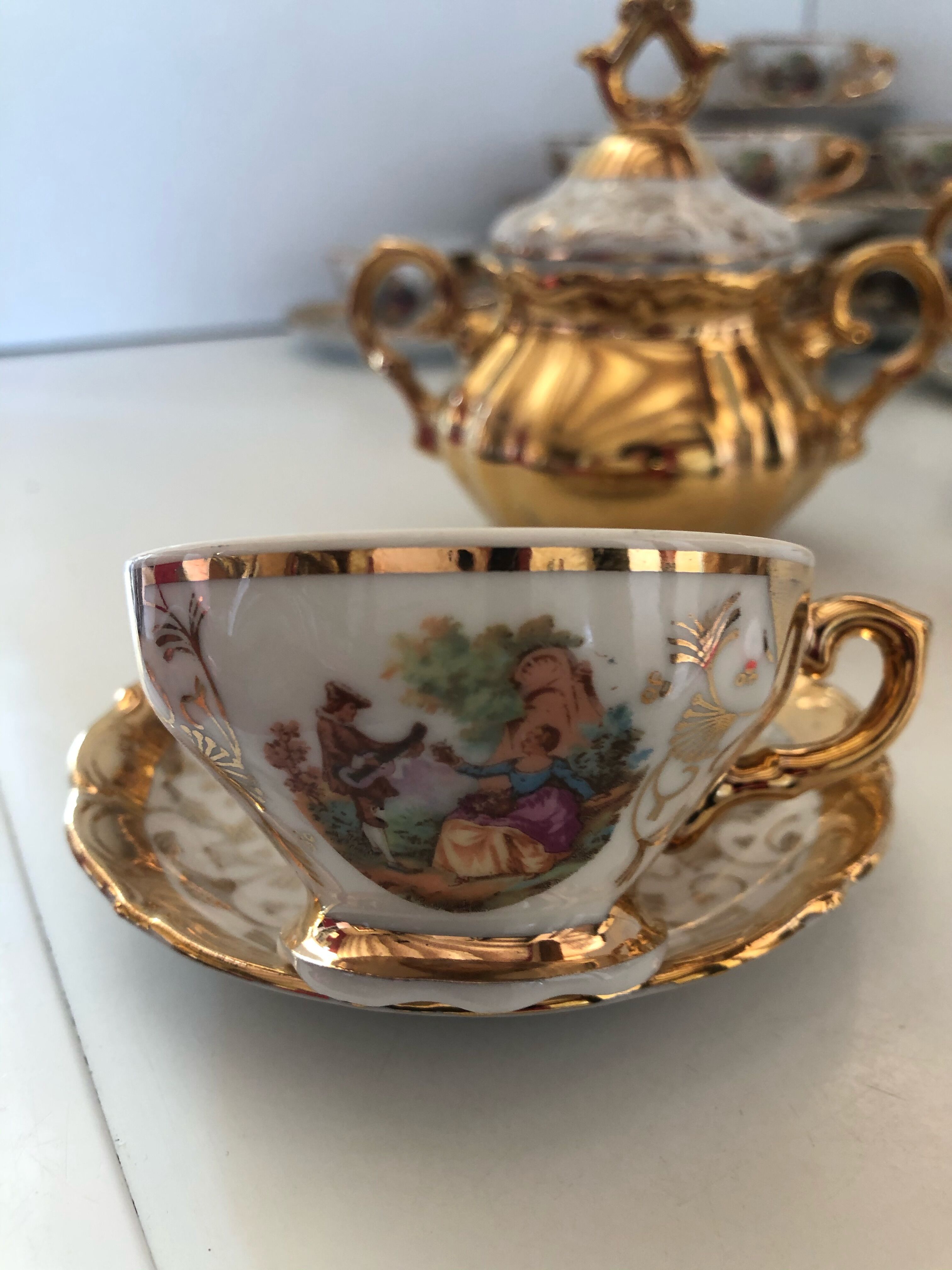 Gold Italian porcelain service. Coffee cups - sugar - cream pot / Gallant scene