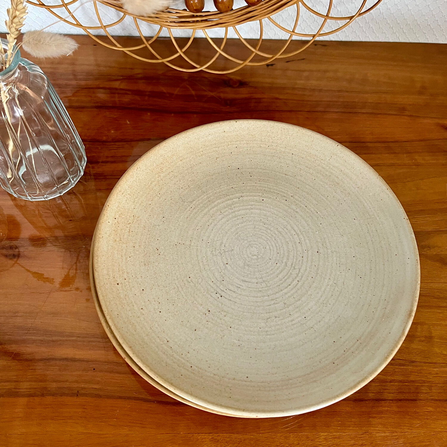 Lot de quatre assiettes plates en grès CNP Village vintage