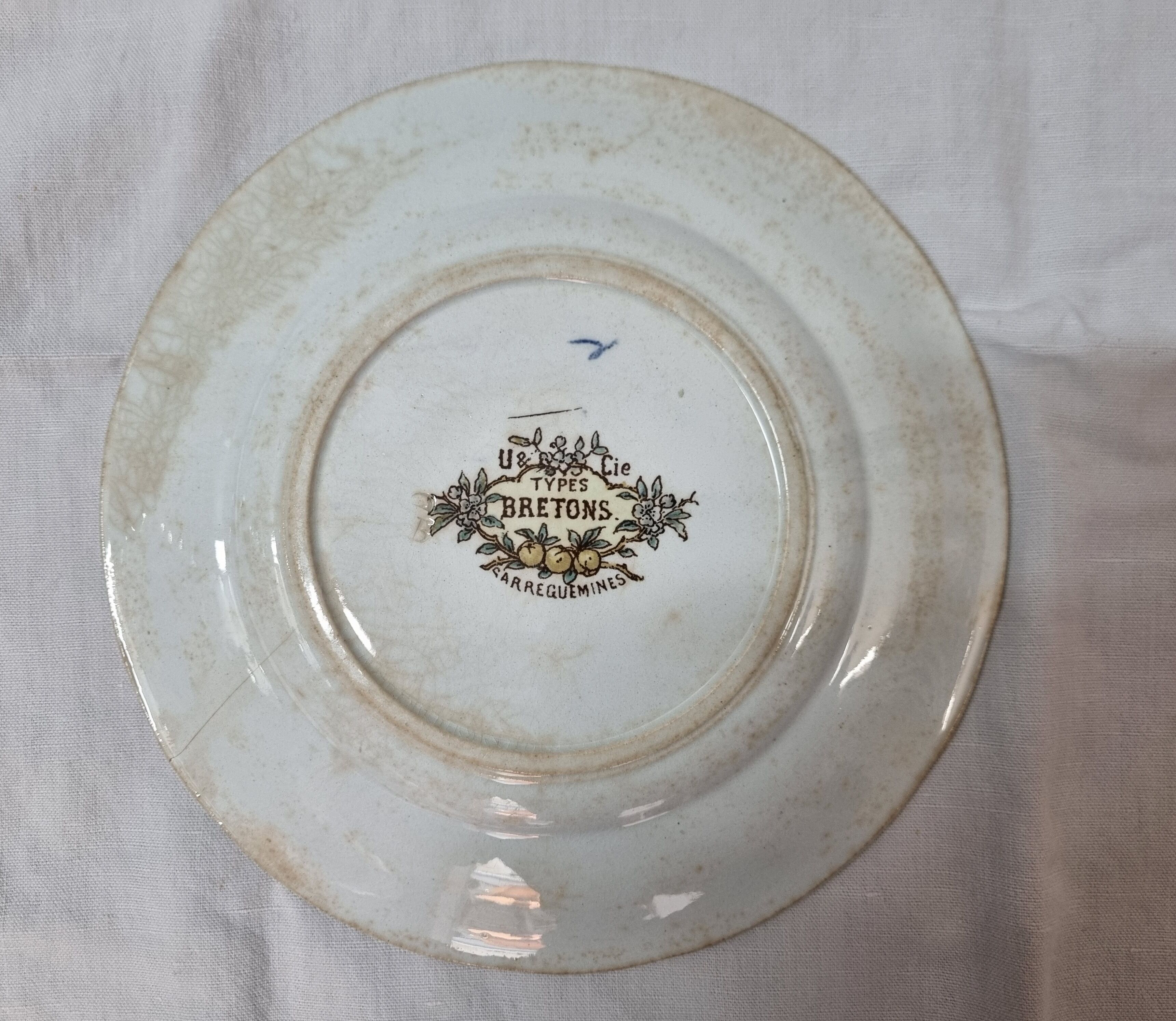 Sarreguemines earthenware plates: the Bretons
