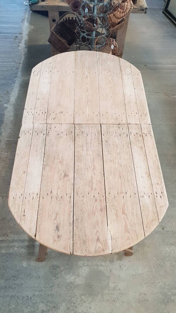 Table ancienne sur tréteaux