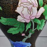 Vase décoratif artisanal asiatique en émaux cloisonnés,  contour du col & base en laiton