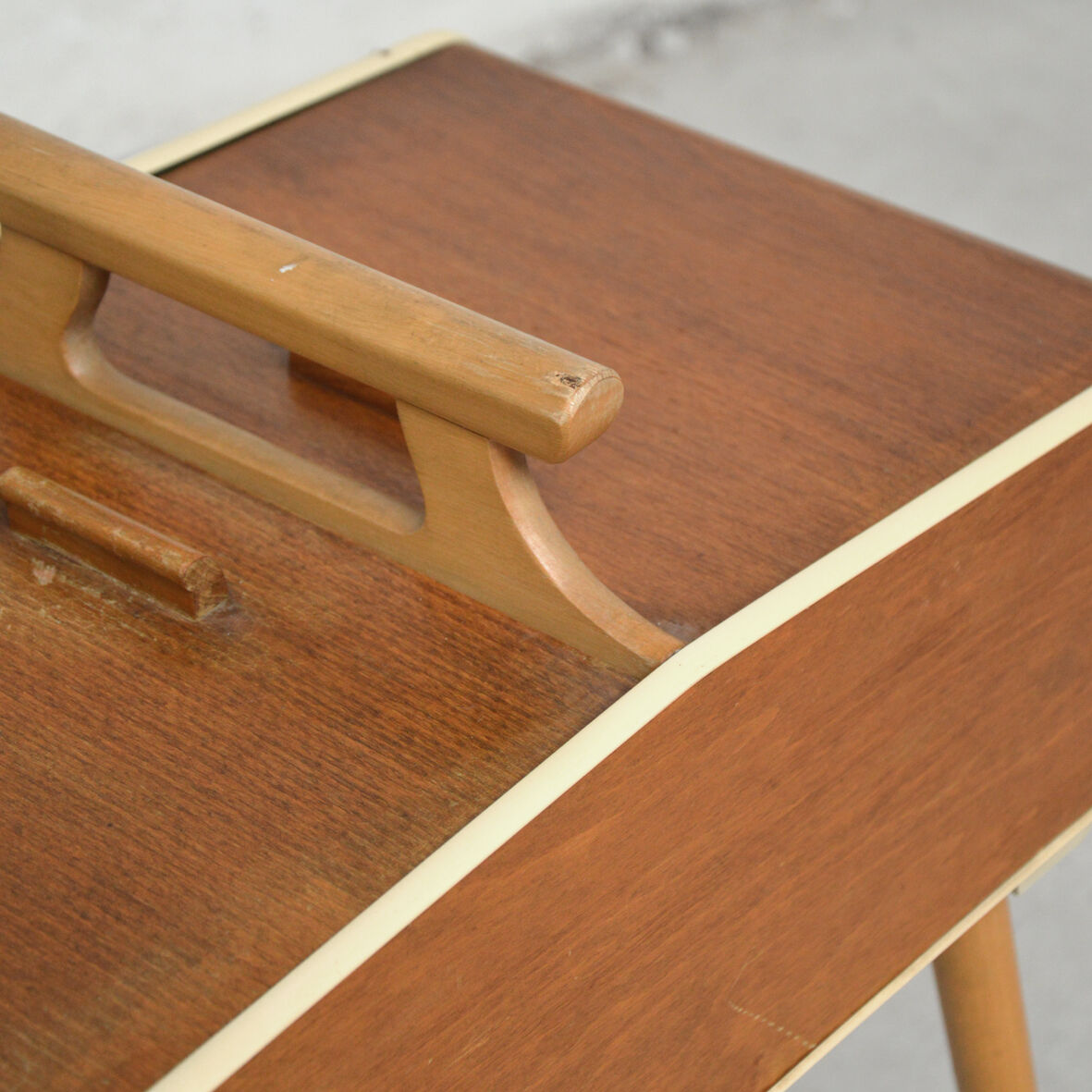 Compass foot sewing basket, 1960