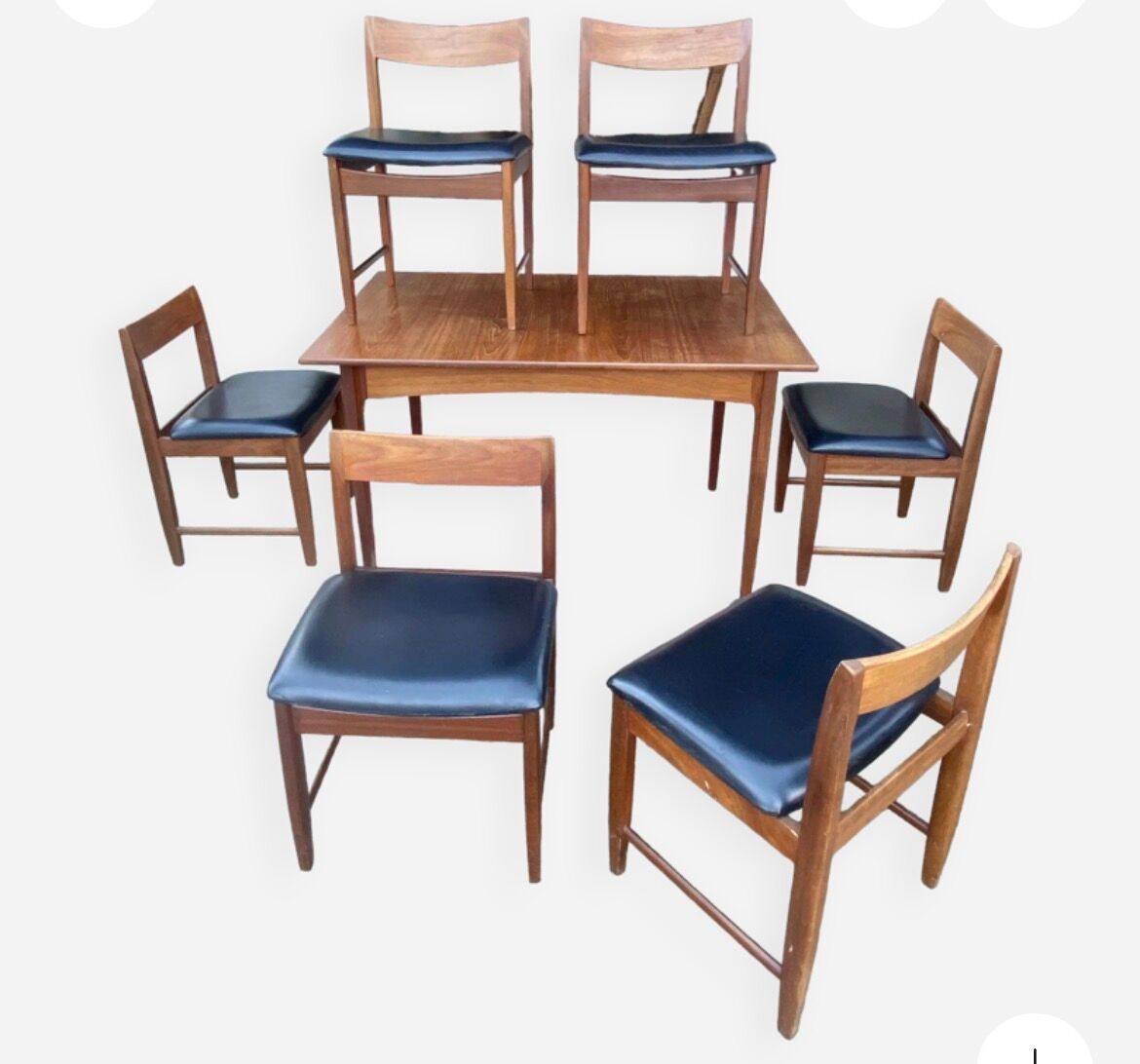 Table set with 6 chairs and its extension.