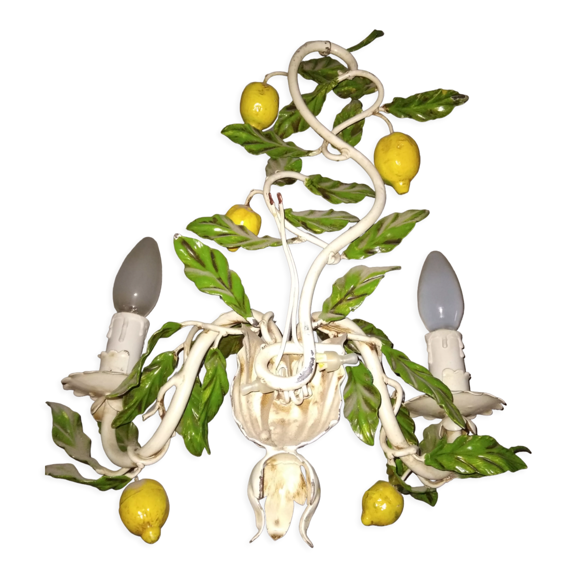 Wire wall lamp decorated with lemons
