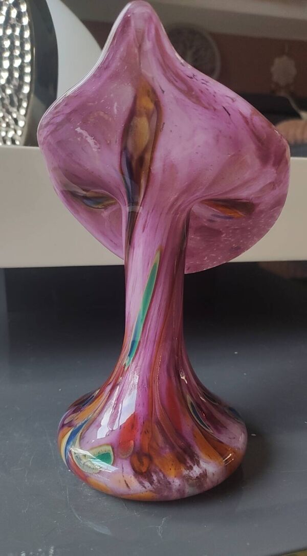 Vase Volubilis en verre d Art Murano. Moucheté fond rose. Haut 21 cm