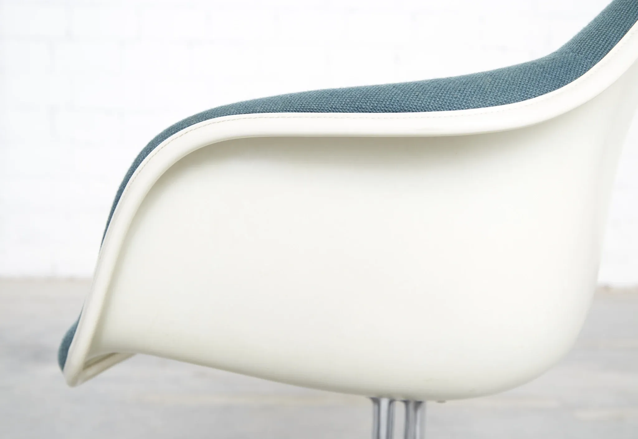Pair dal la fonda fiberglas chair by charles & ray eames for vitra