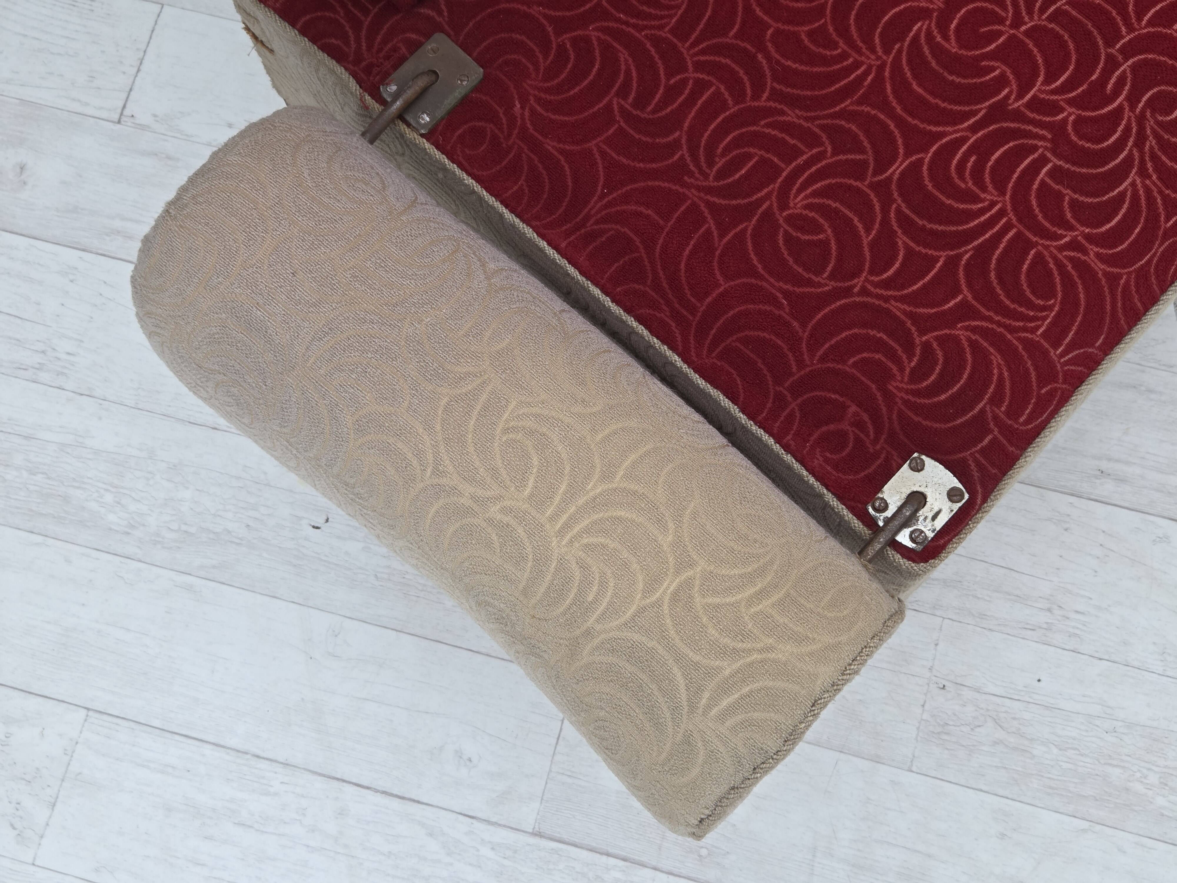 Canapé-lit danois des années 1950, laine d'ameublement rouge/beige, pieds en bois de frêne.