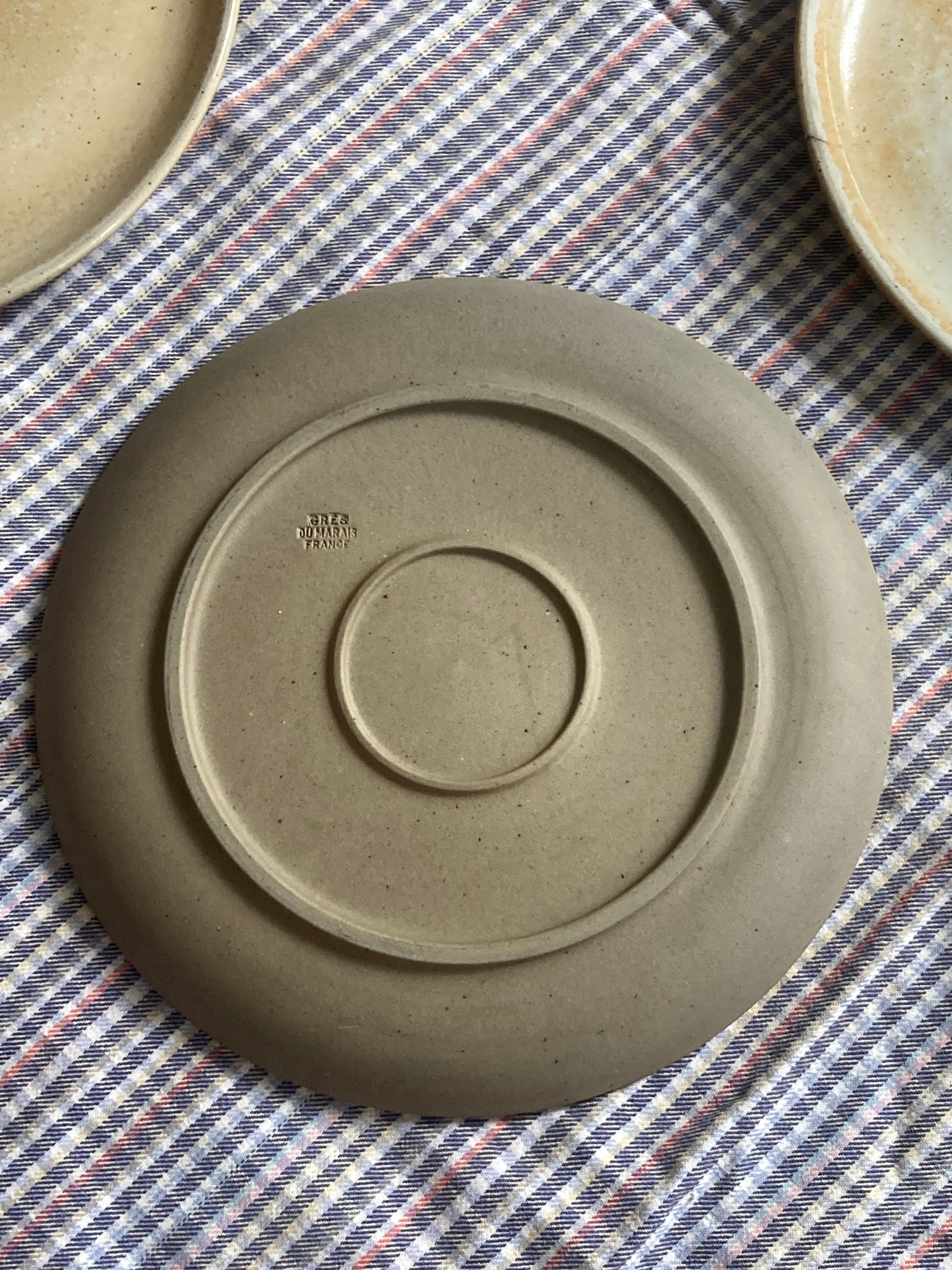 Flat plates in marshes stoneware paris