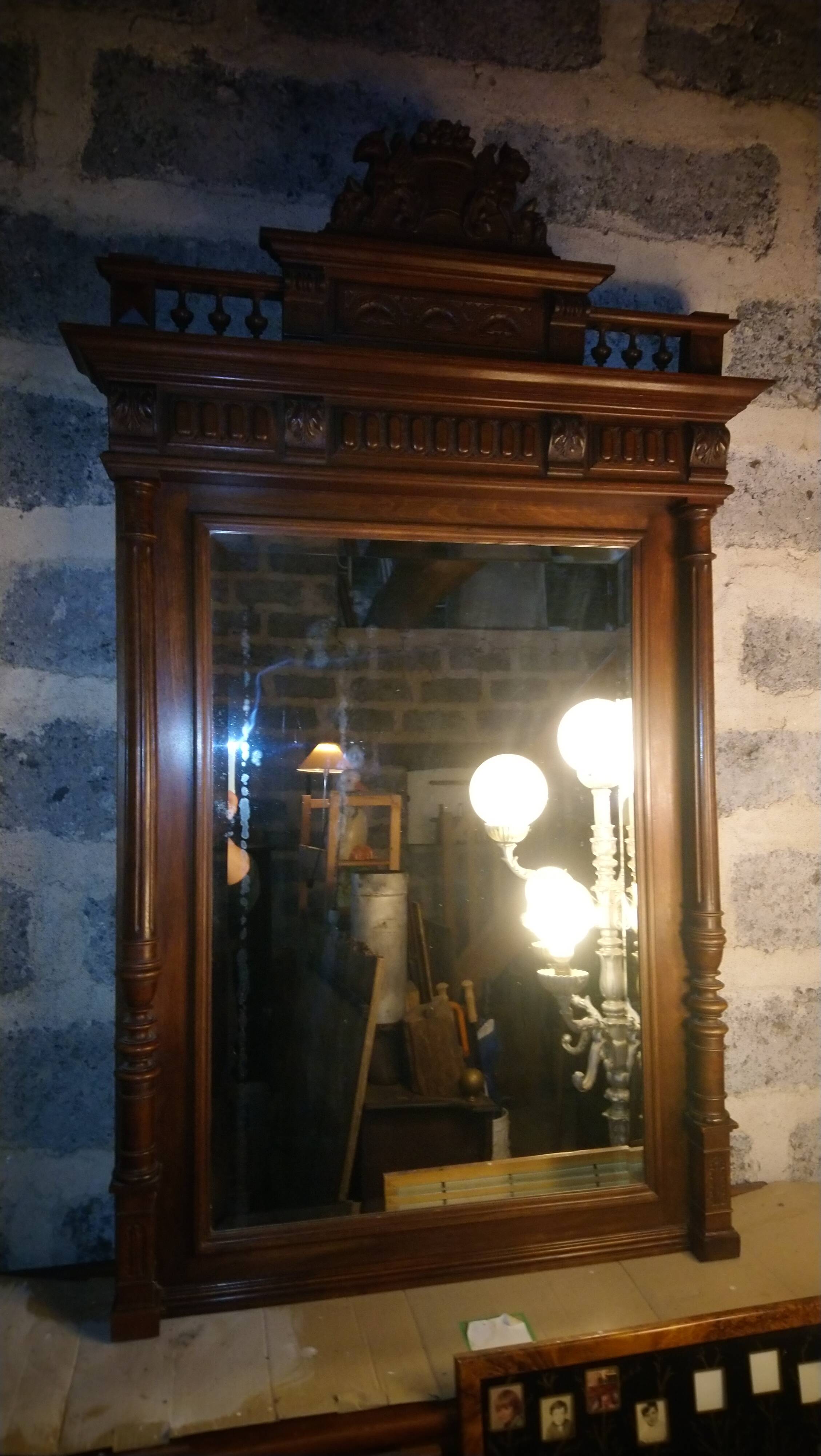 Miroir biseauté de style Henri ii en noyer