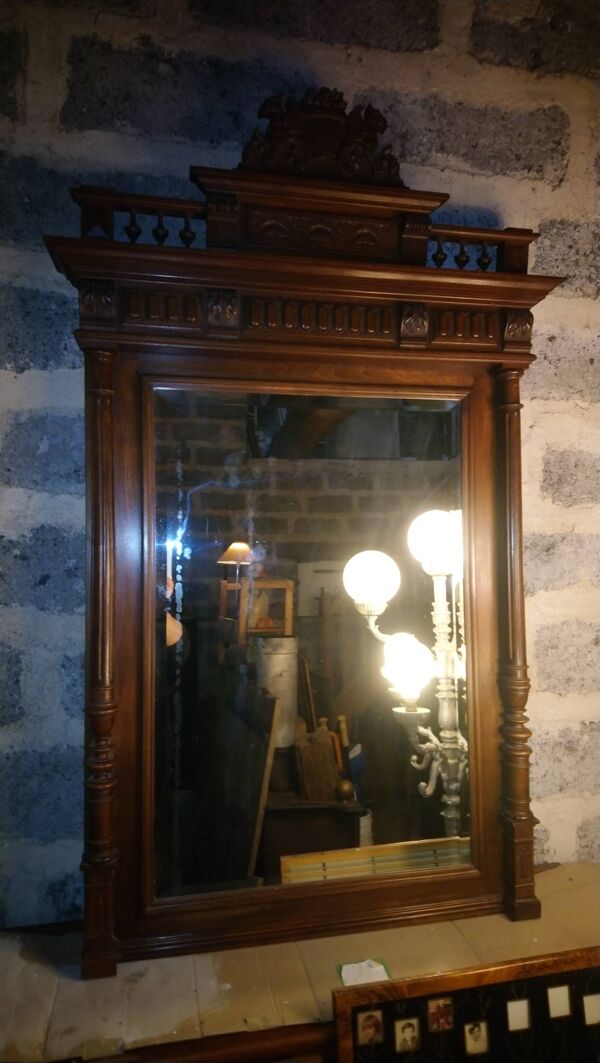Miroir biseauté de style Henri ii en noyer