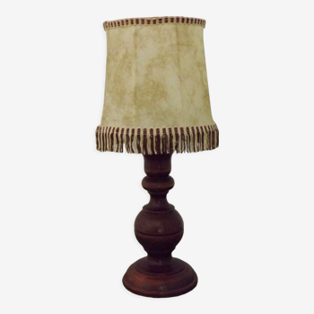 Lampe de table en bois rond tourné avec abat-jour français mid century