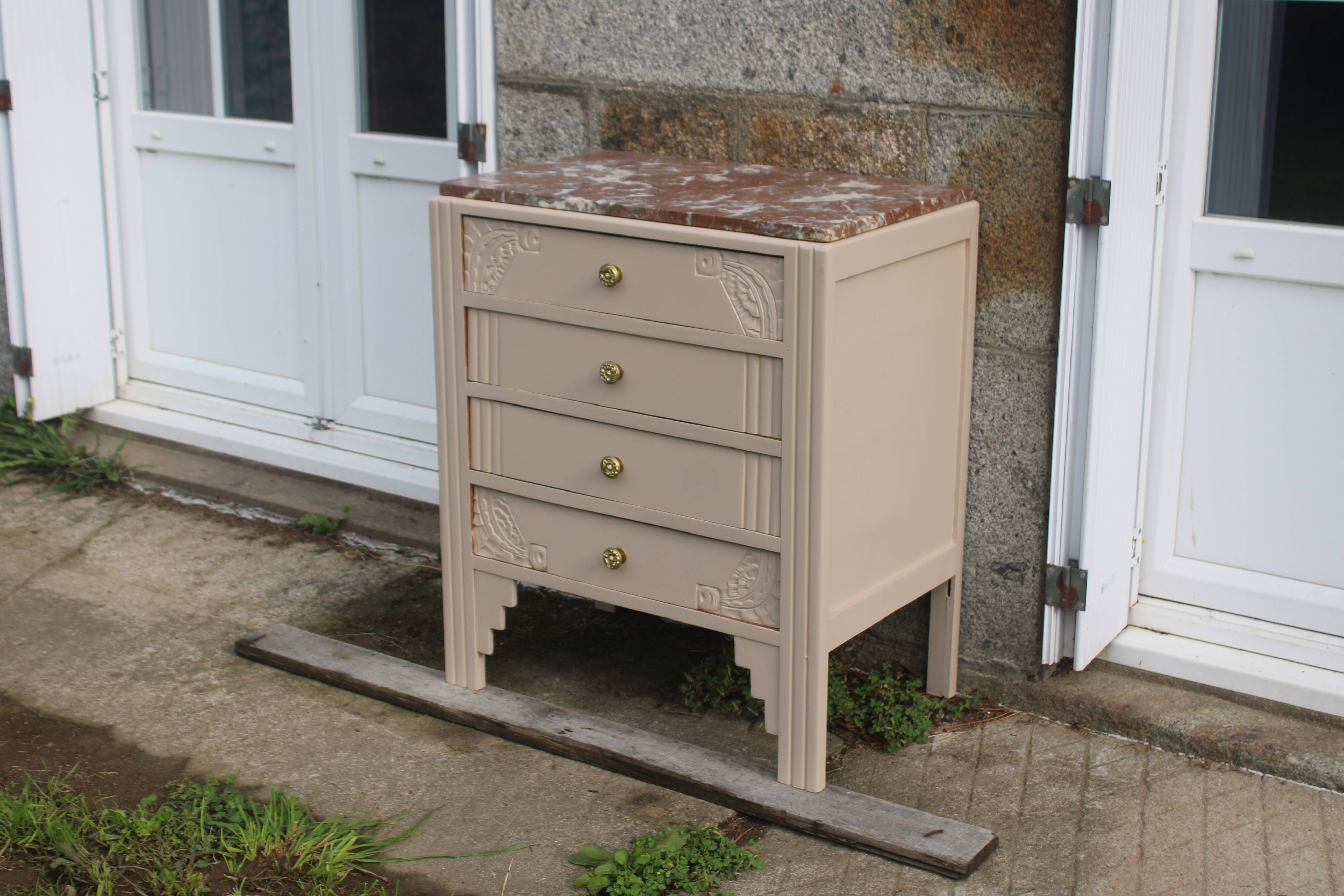 Commode vintage rénovée avec marbre rouge et blanc – 4 tiroirs