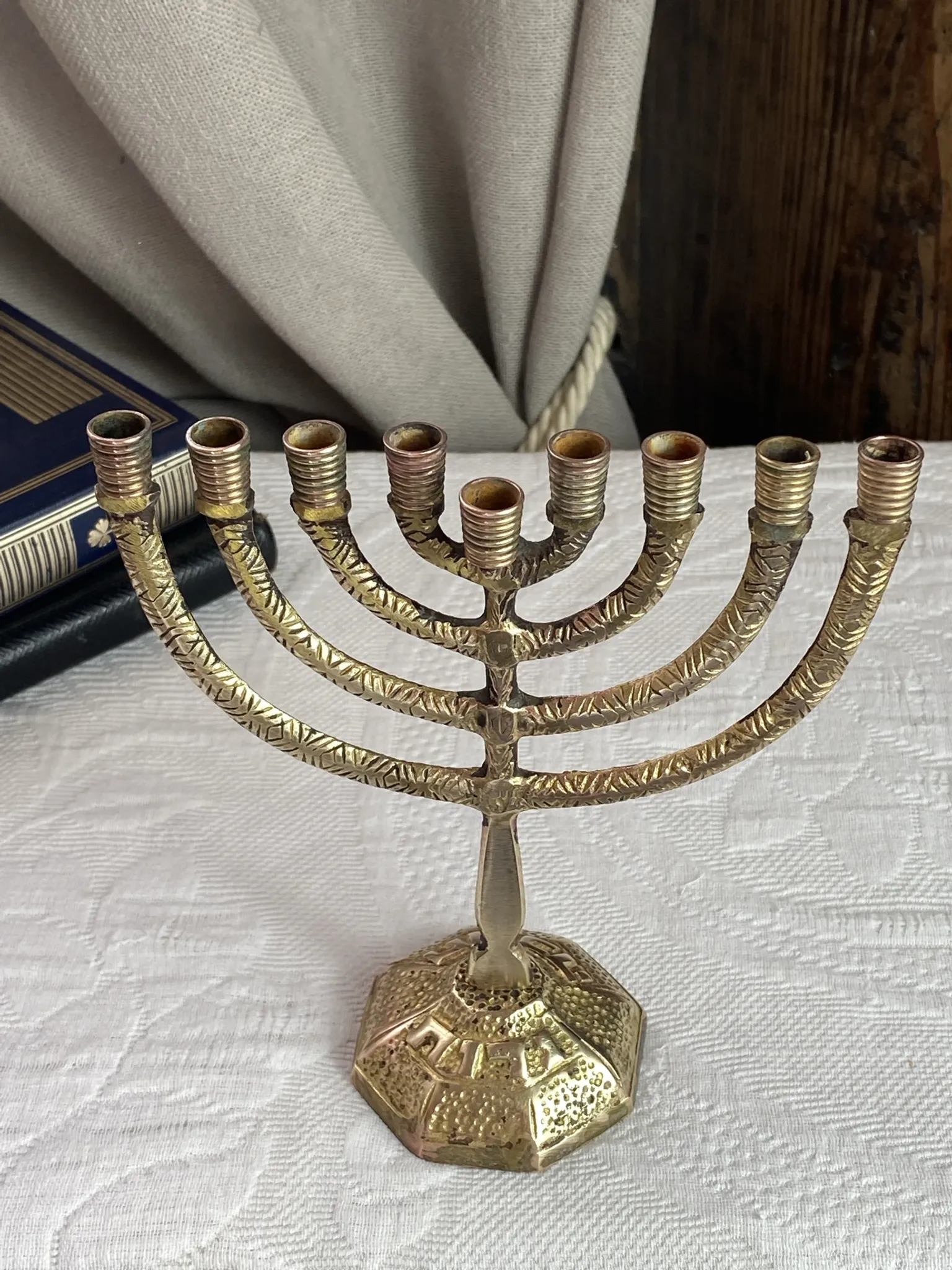 Chandelier, menorah à  neuf branches en laiton massif 