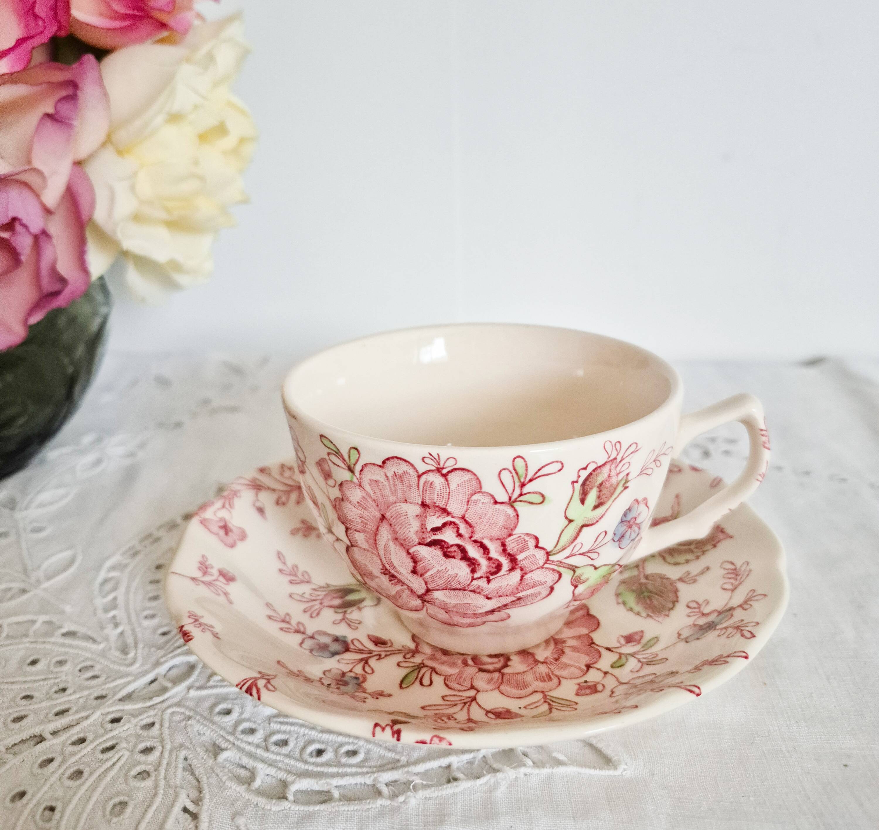 Tasse et sous-tasse , Johnson Brothers  modèle Rose Schintz . en excellent