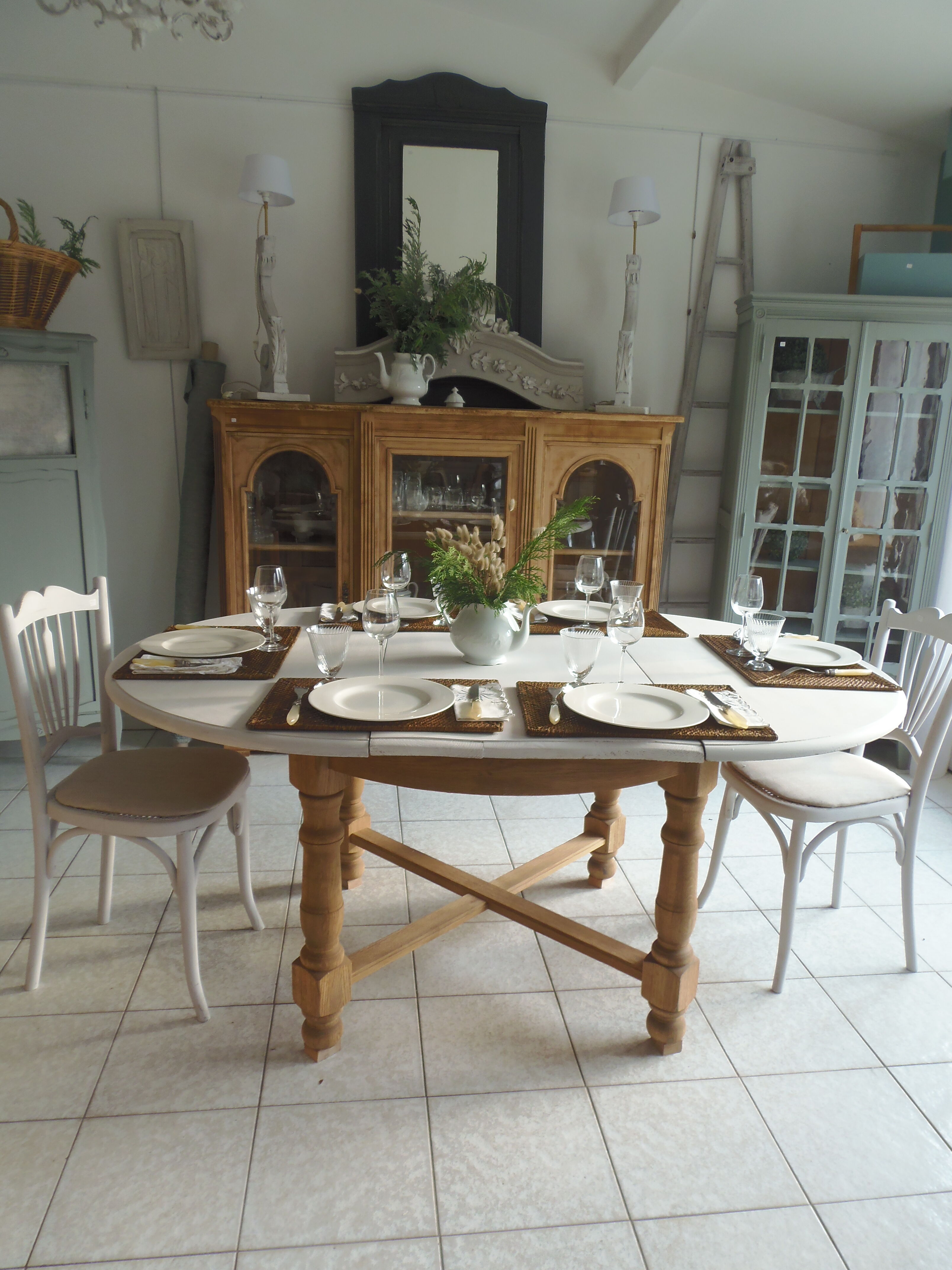 Round table with 1 extension oak base tray and patinated extension pearl gray.