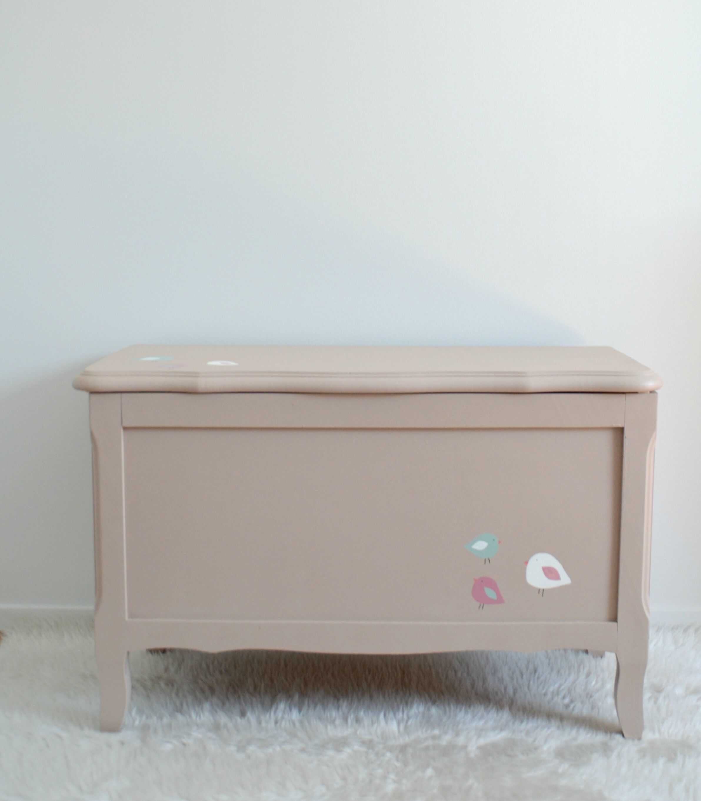 Coffre à jouets en bois beige rosé