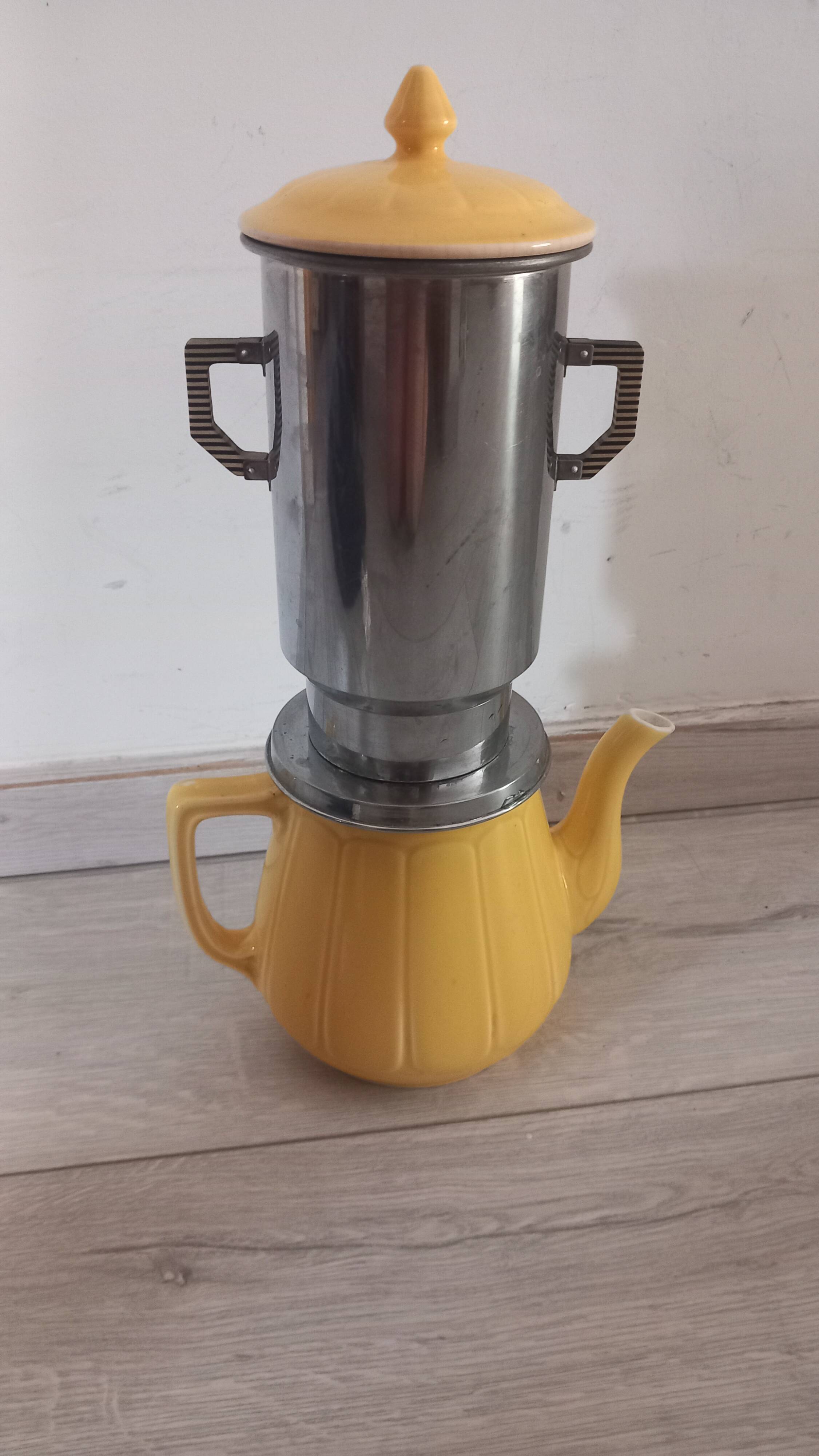 Yellow 1950s coffee pot porcelain and Bakelite selecta