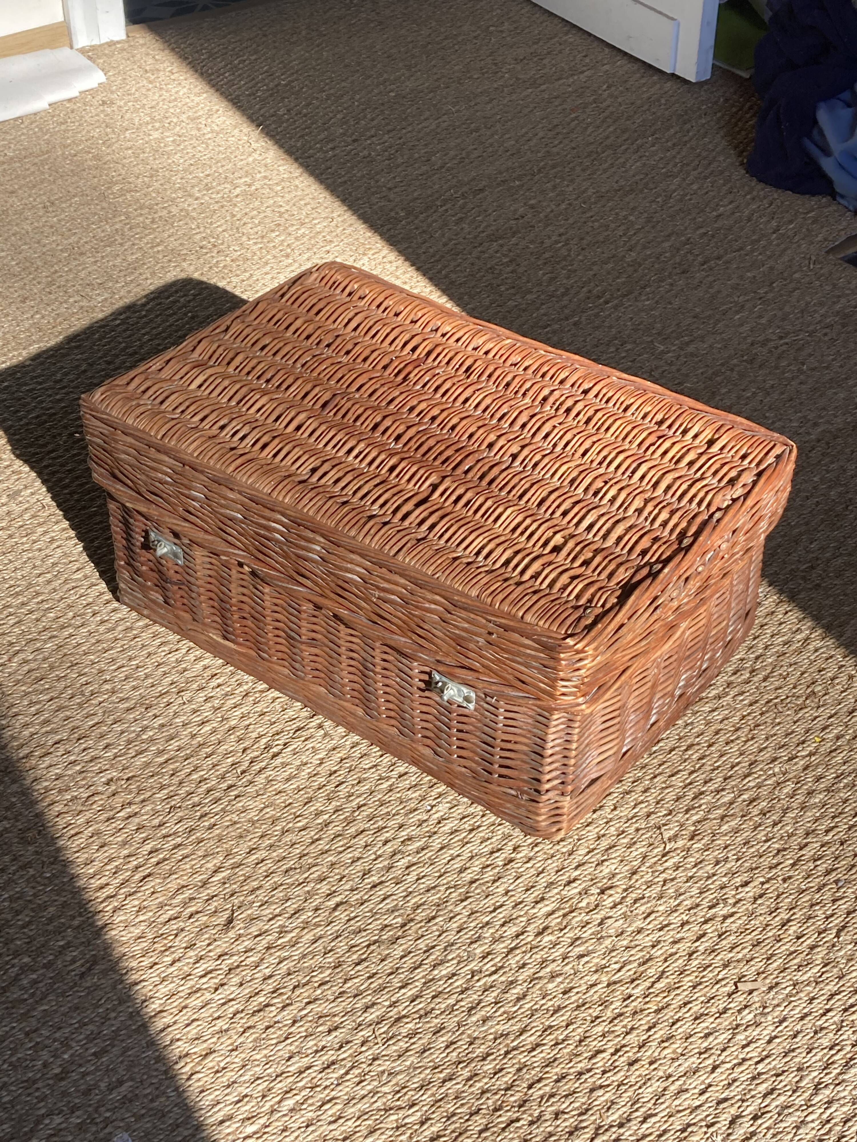 Malle en osier ancienne tressée vintage