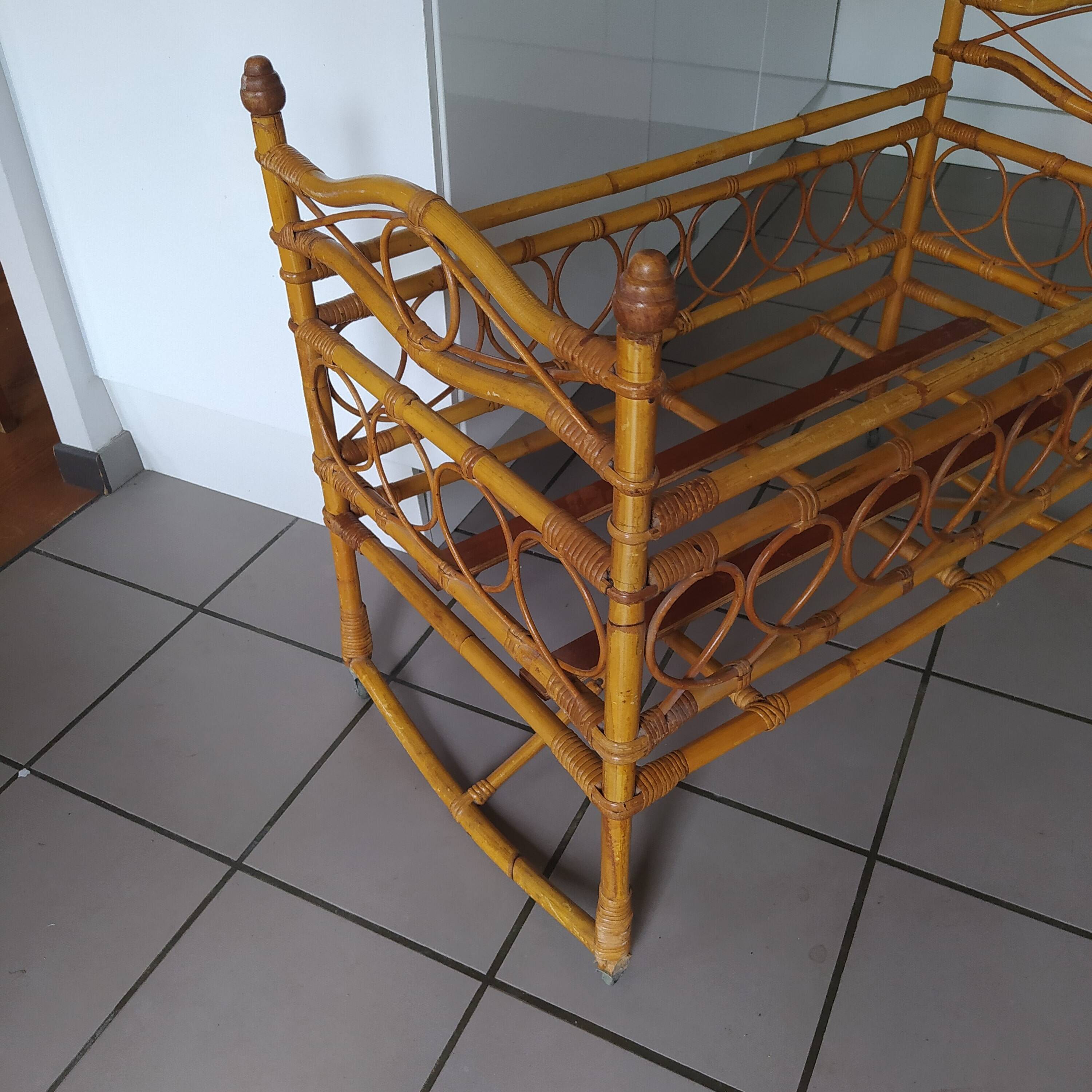 Vintage children's rattan bed from the 50s/60s