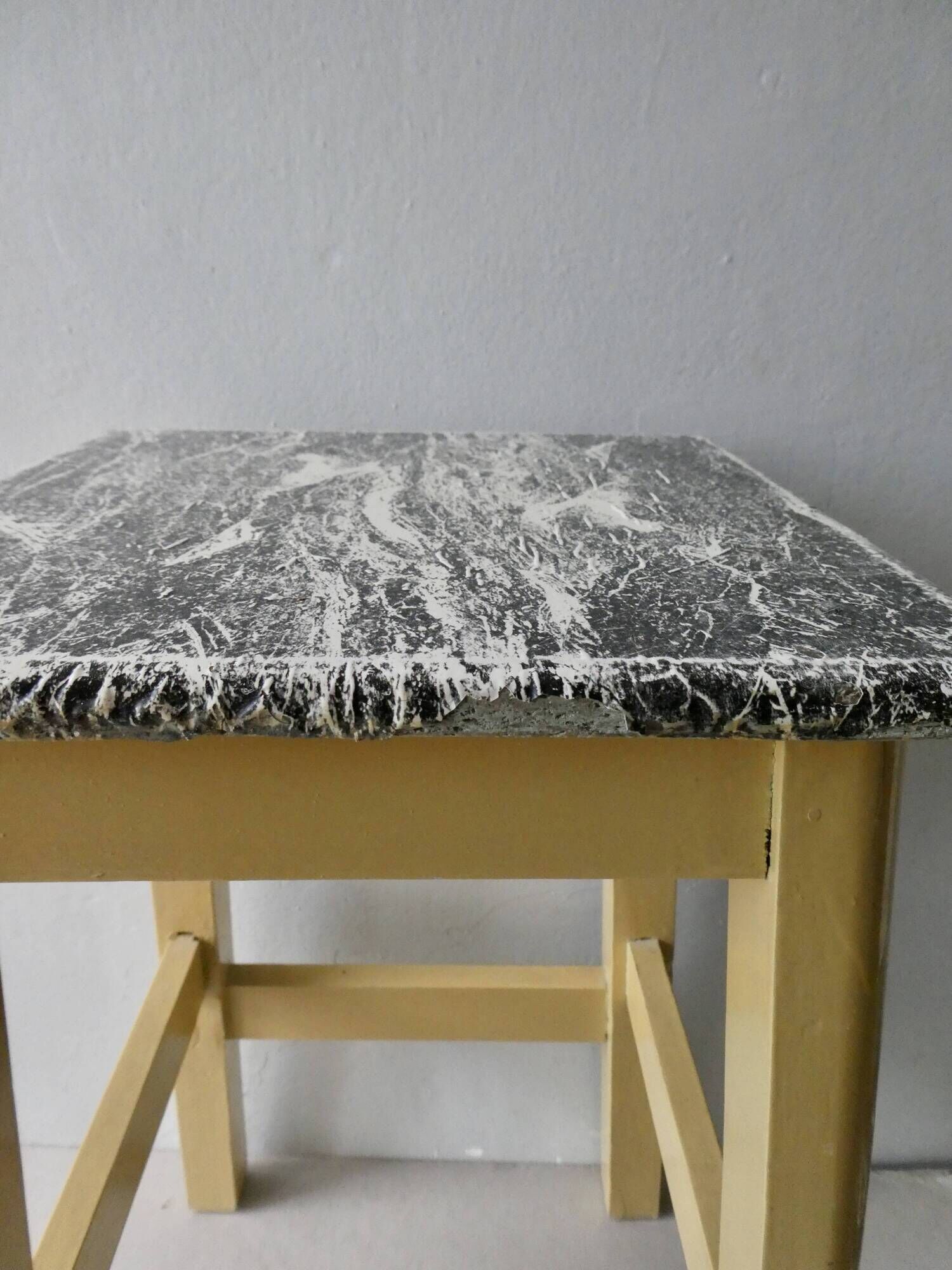 Tabouret des années 50 en bois dans sa couleur d'origine