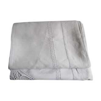 Drap ancien ajouré avec broderies et monogrammes