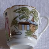 Lot composé  de 2 tasses et soucoupes anciennes en fine porcelaine