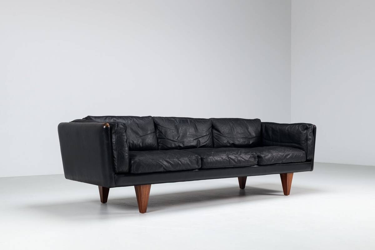 Illum Wikkelso model V11 sofa in black leather by Holger Christiansen, Denmark, 1960
