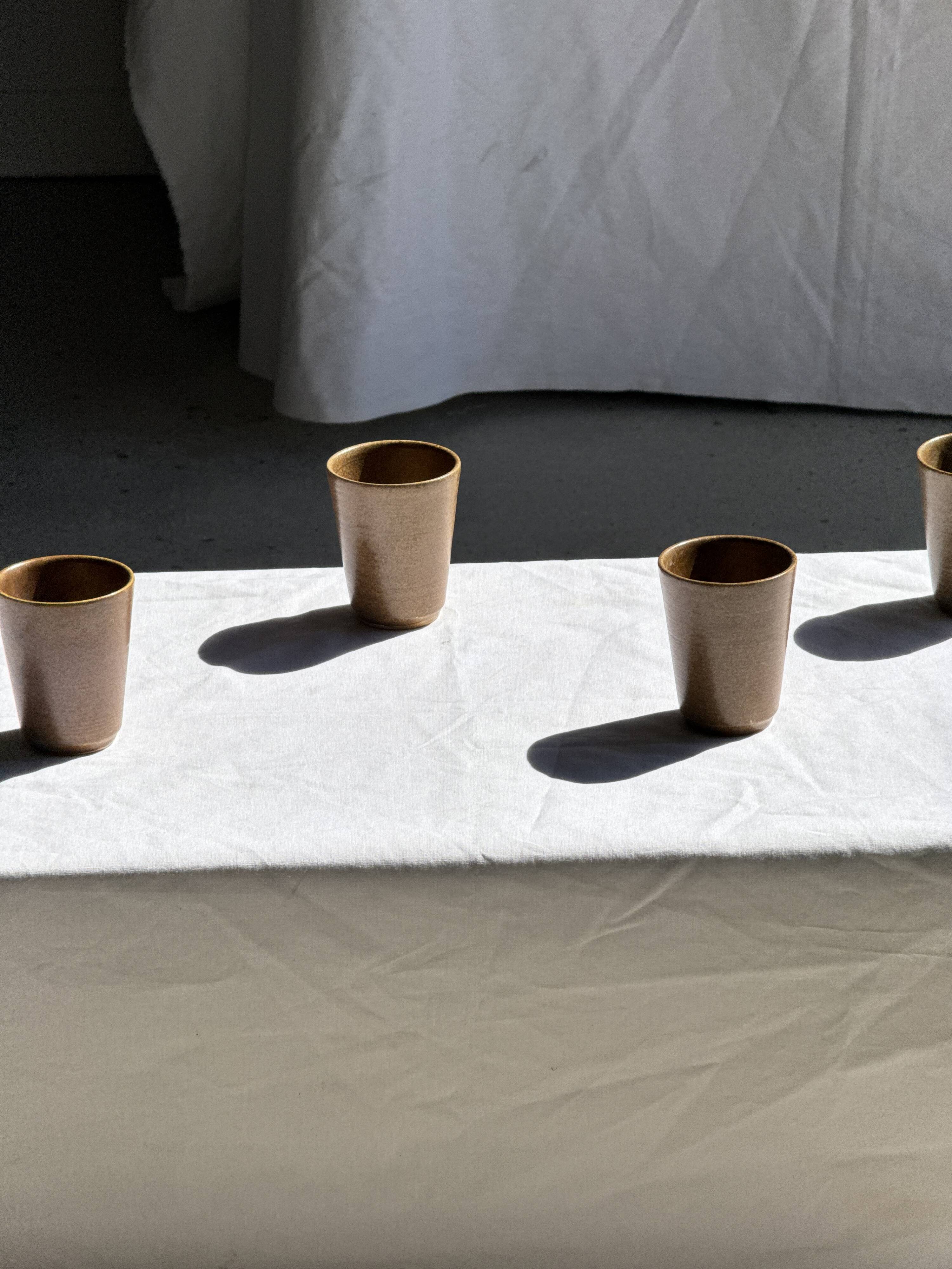 Lot de 5 tasses/mugs vintage en grès émaillé brun miel Grès Village H9 D8