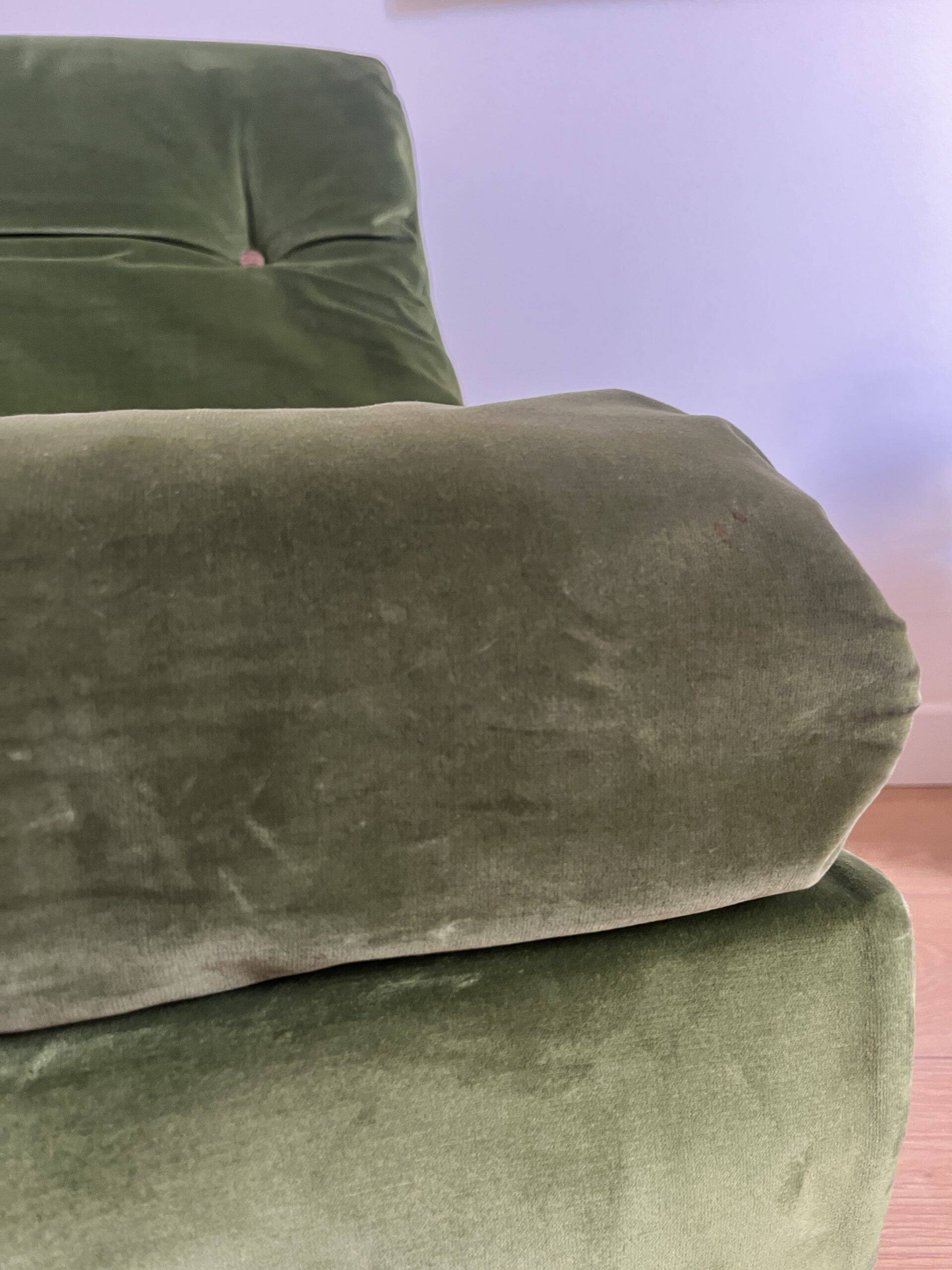 Chauffeuse basse vintage en velours vert