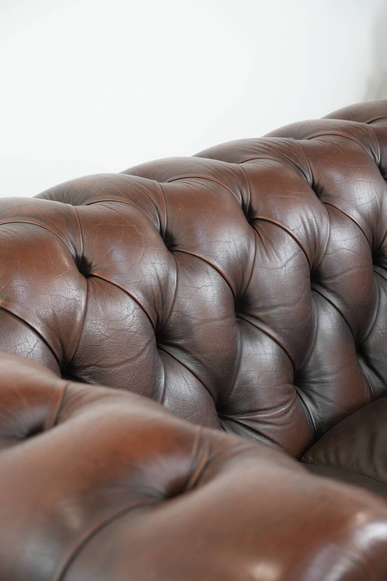 Dark brown cow leather vintage 2-seater Chesterfield sofa in English style