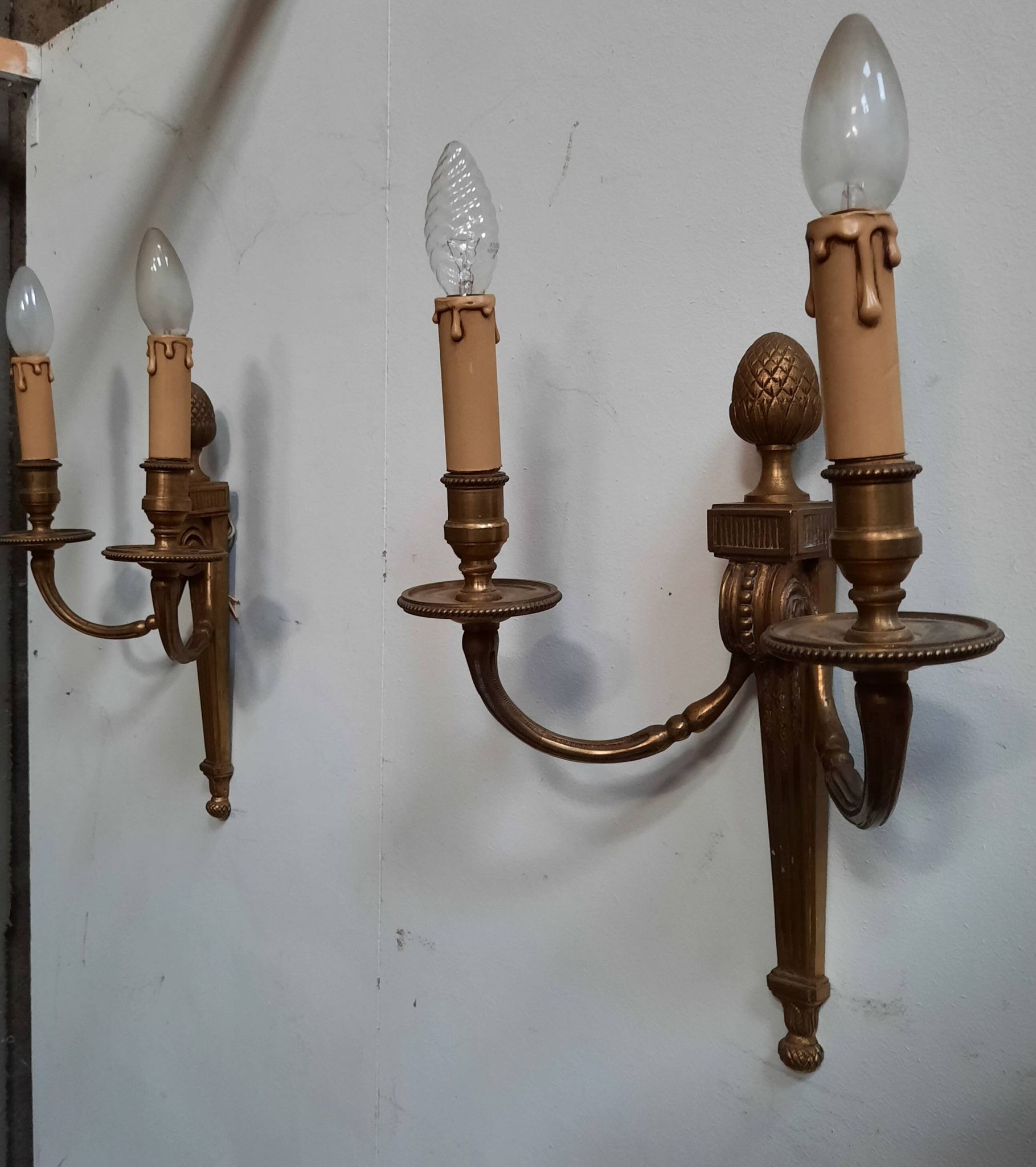 Paire d'appliques en bronze style Louis XVI