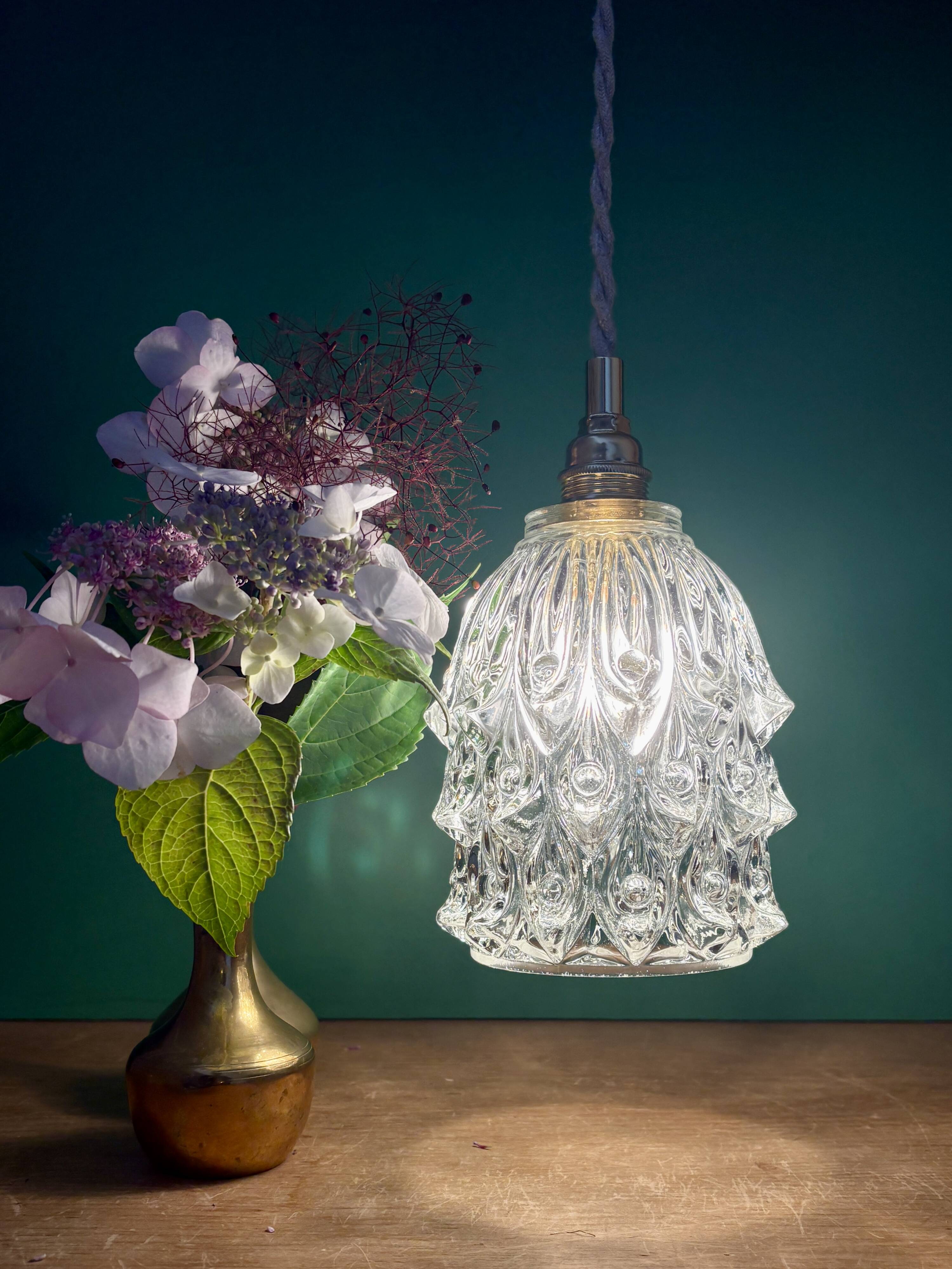 Suspension globe vintage en verre moulé