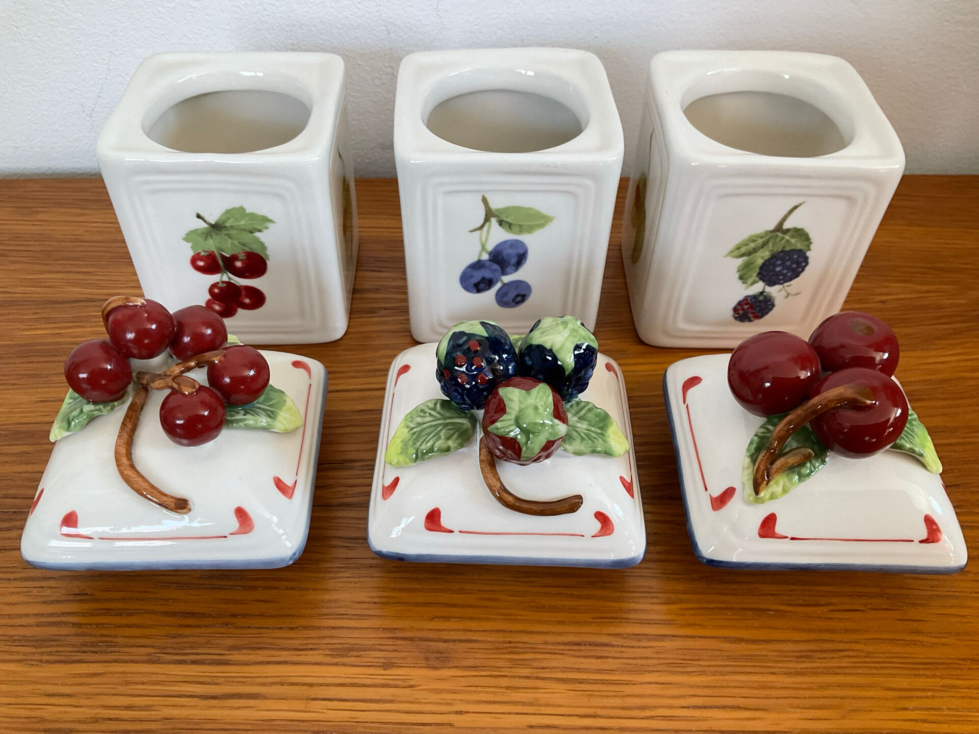 Set of 3 Villeroy & Boch jam pots in faience.