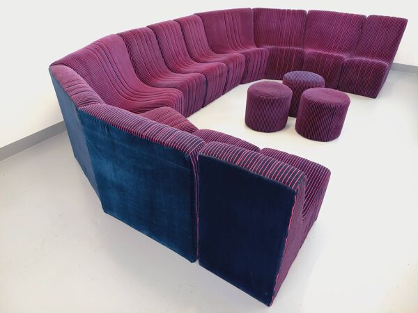 Canapé modulable vintage Snake composé de 11 modules chauffeuses et 3 poufs en tissu velours